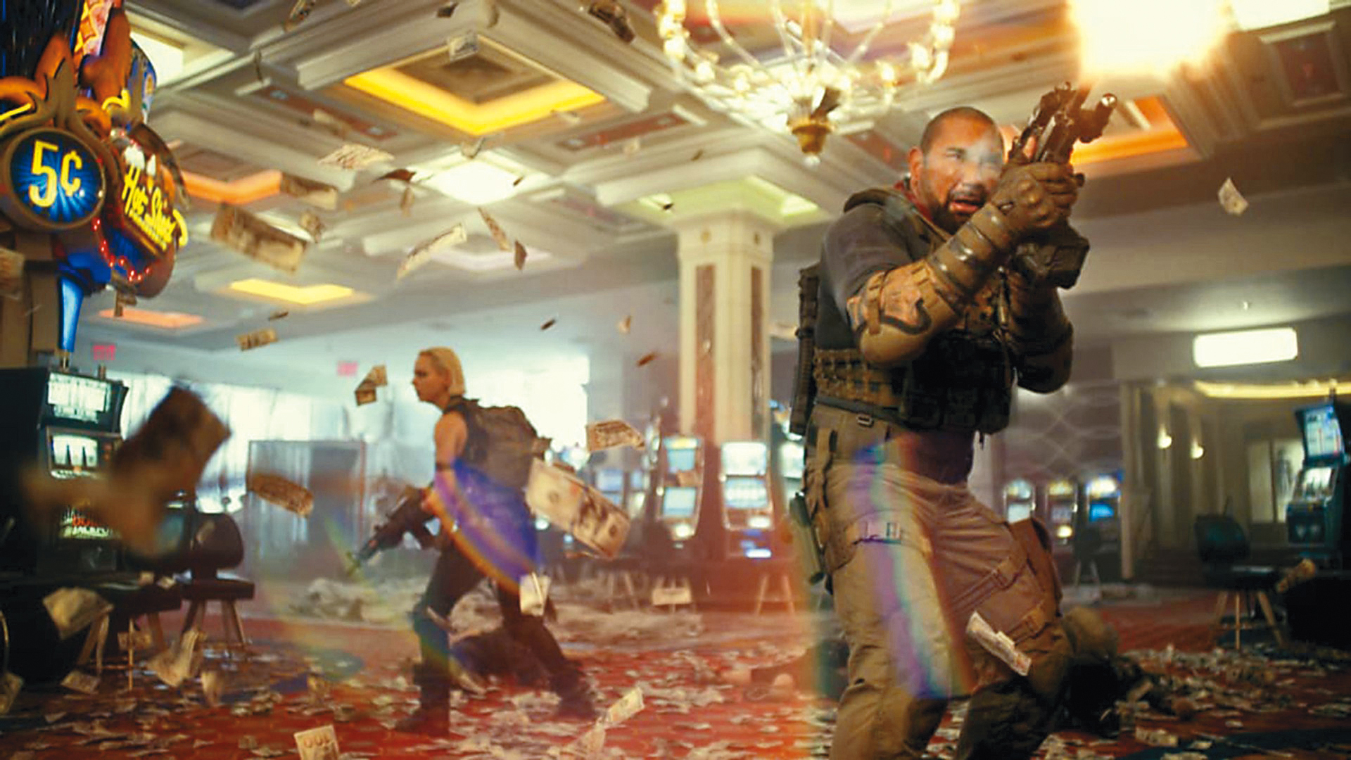 賭城成為殭屍縱橫的煉獄，一隊傭兵闖進金庫運出大批現鈔。電影有浩大的場面經營與調度。（翻攝自預告）