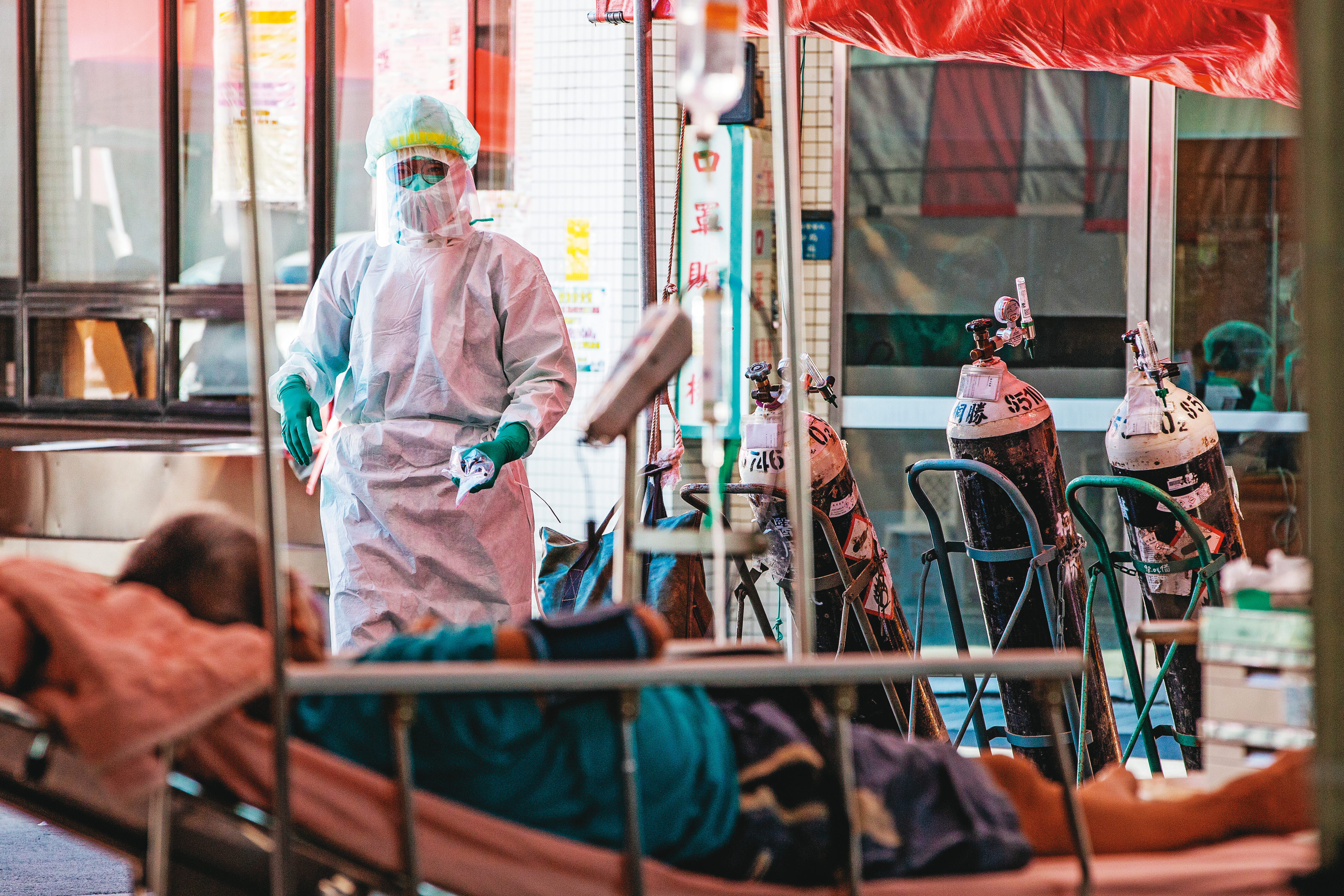 歐美國家疫情殷鑑不遠，台灣應注意軍隊、監獄、屠宰廠、肉類與水產加工處理廠，及早堵住疫情蔓延。