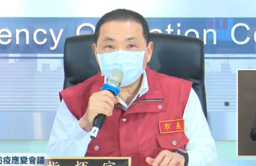 新北市長侯友宜說明疫情狀況，對於即將展開85歲以上長者施打疫苗，他表示「在籍都打得到」。（翻攝自侯友宜臉書直播）