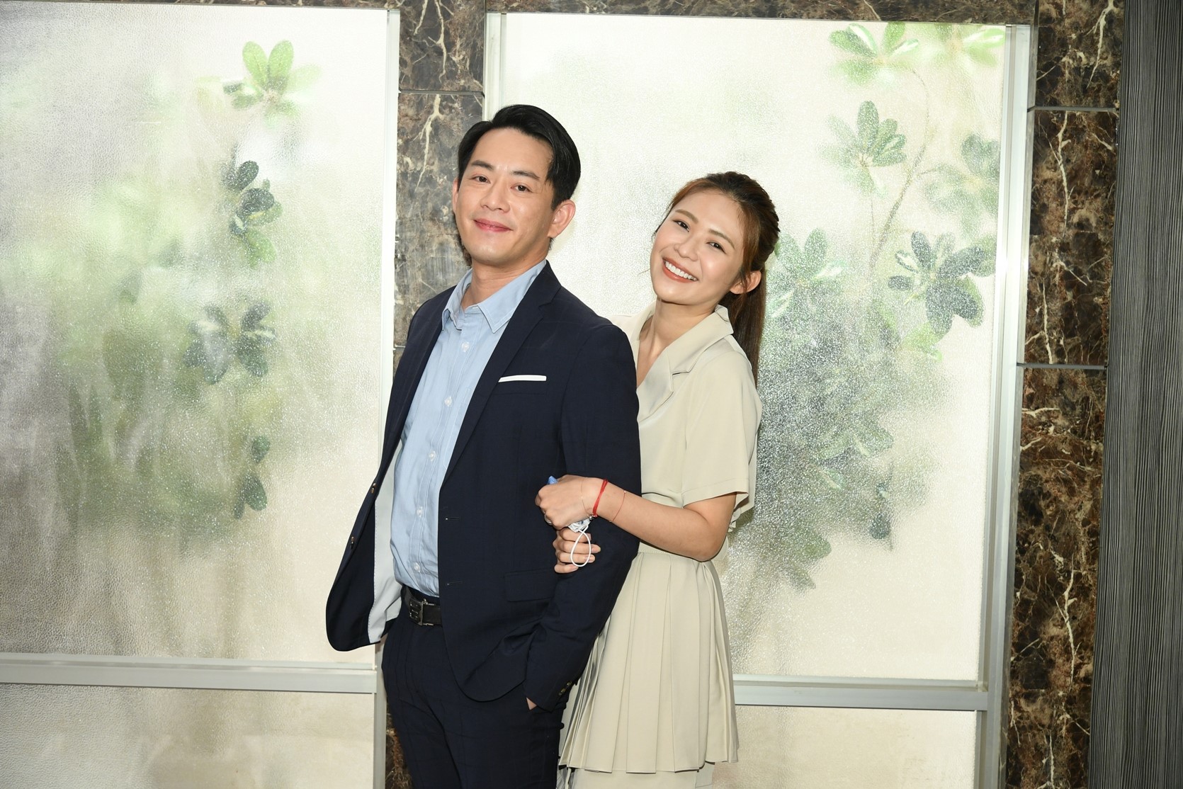 韓宜邦與林萱瑜《天之驕女》飾演苦命情侶檔「豪美CP」。（三立提供）