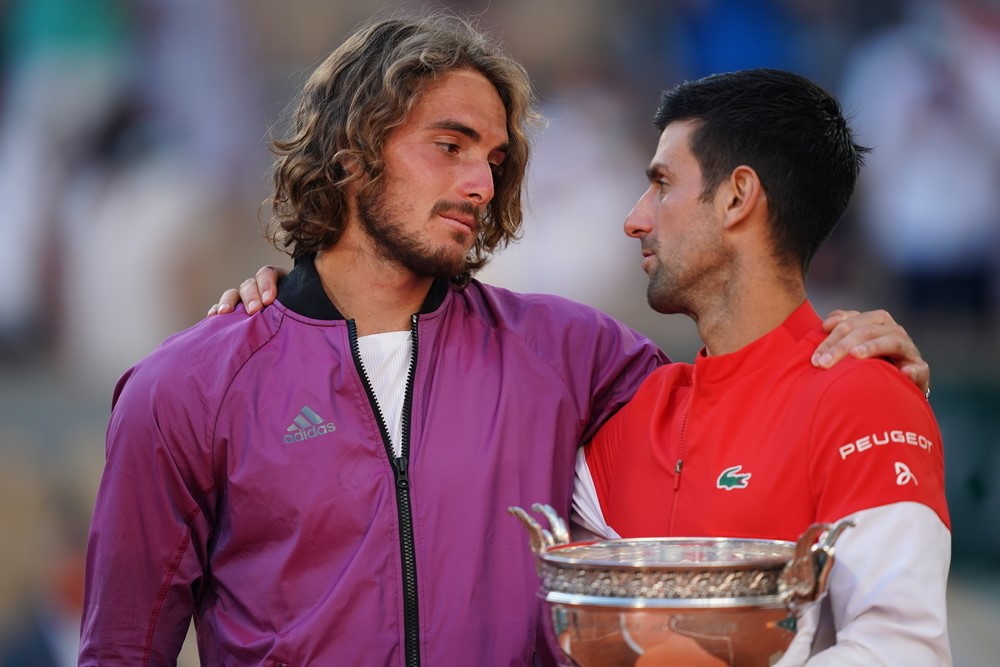 Novak Djokovic (右)擊敗Stefanos Tsitsipas(左)於2021法網得冠。(翻攝自Roland Garros臉書)