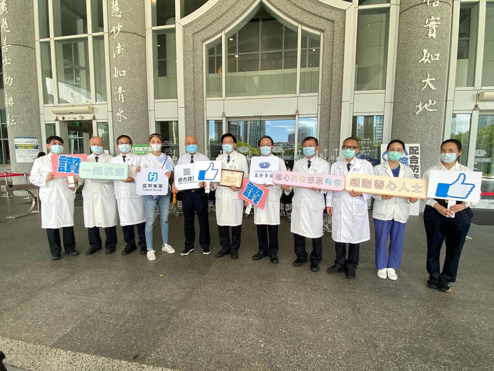 賈永婕端午節跑5家醫院捐HFNC,各界對她的善心都非常讚賞,紛紛湧入她的臉書致謝。(取自賈永婕臉書)