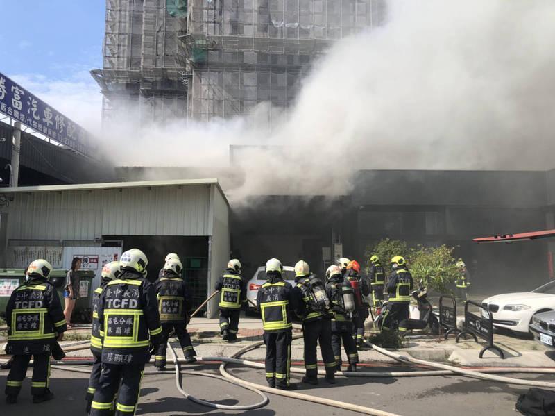 火災現場濃煙竄天，消防局陸續增援至22車、65人，強力灌救。（消防局提供）