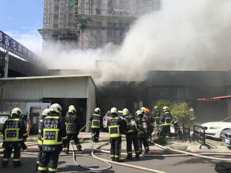 火災現場濃煙竄天，消防局陸續增援至22車、65人，強力灌救。（消防局提供）