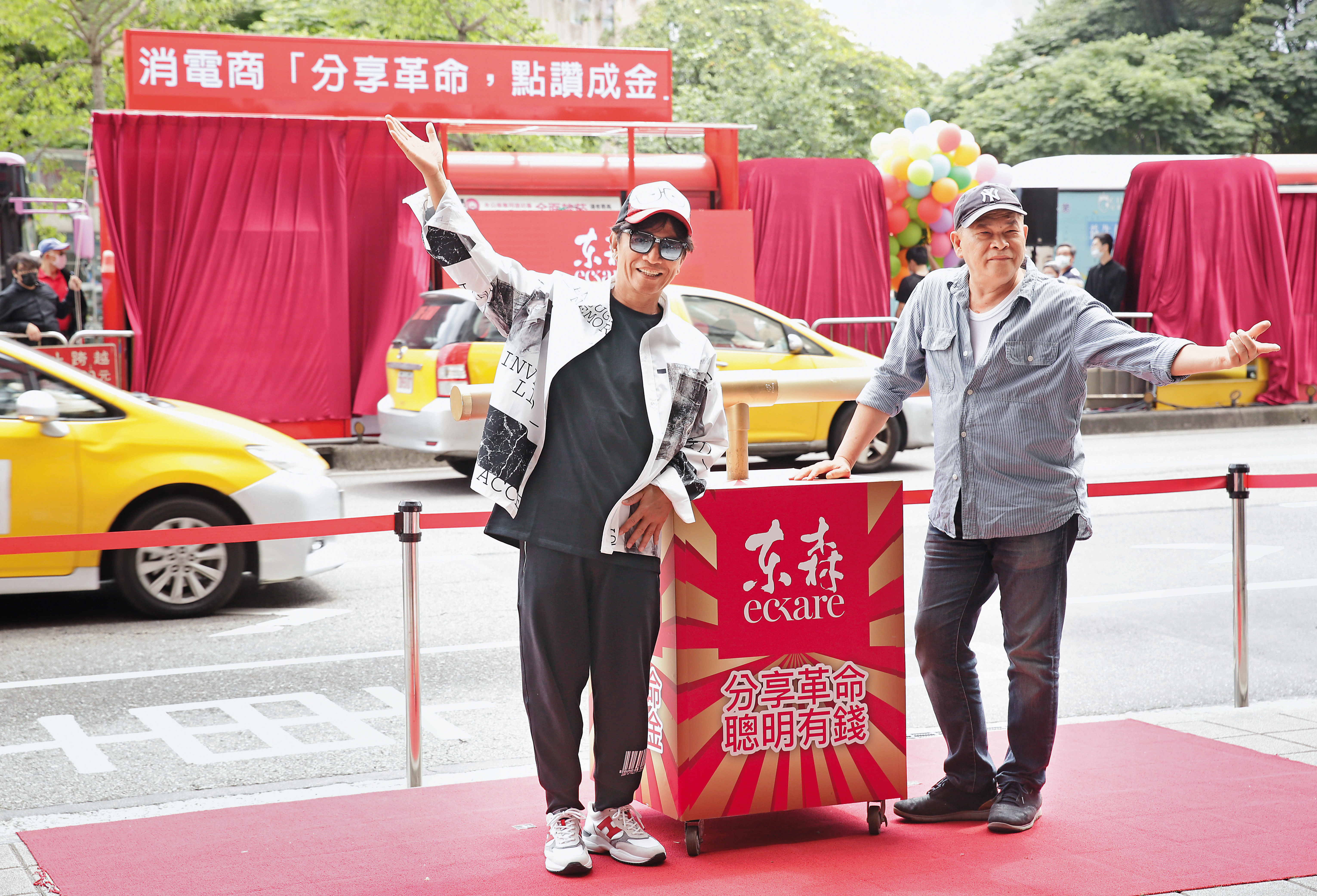 上月初，吳宗憲（左）跟澎恰恰（右）出席東森直消電商記者會，兩人大方談及未來，澎恰恰更自曝有百人下線。