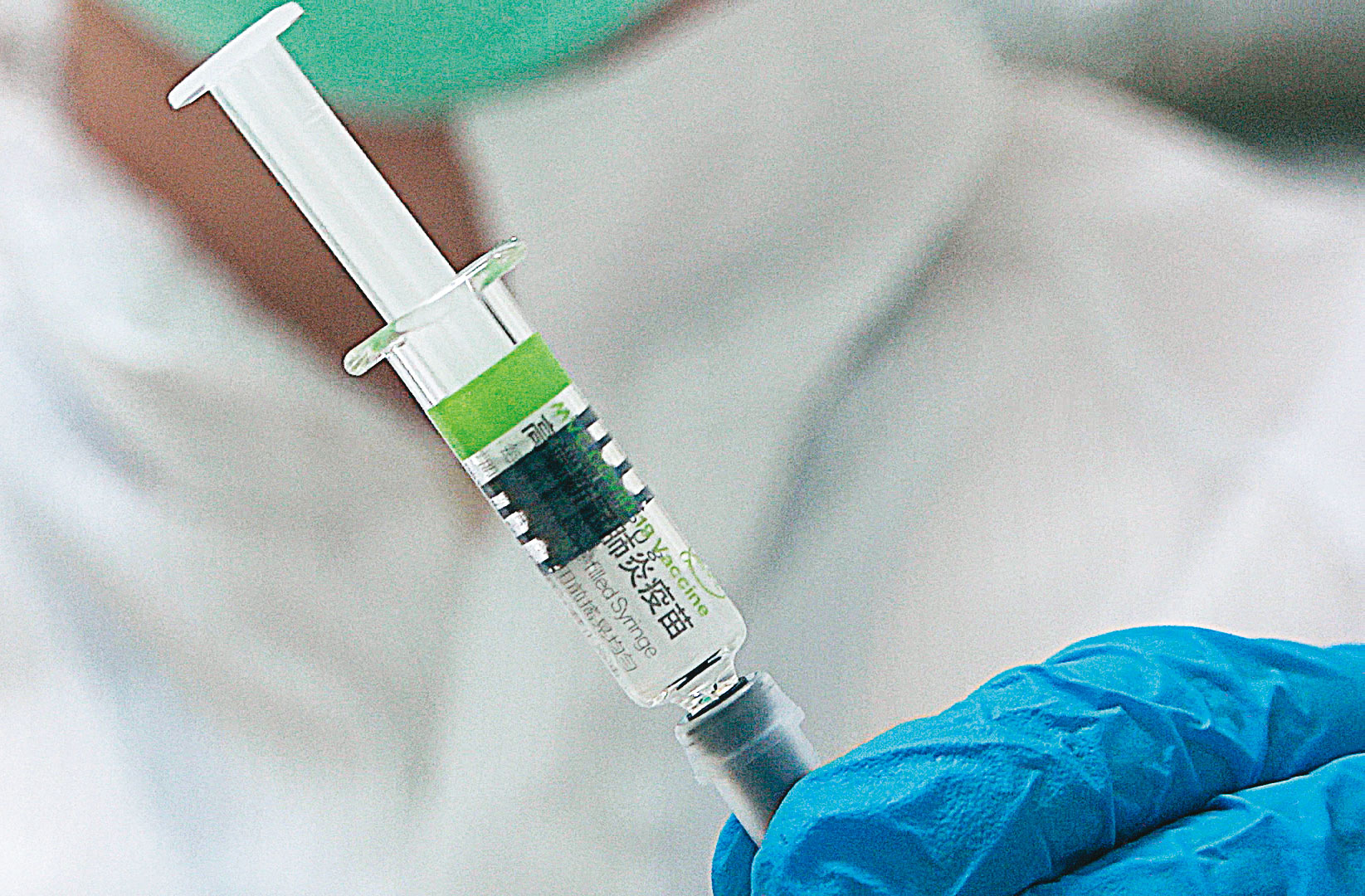 高端疫苗生產的「預充填針劑」已有26.7萬支交由食藥署「檢驗封緘」，一旦通過EUA即可快速出貨。