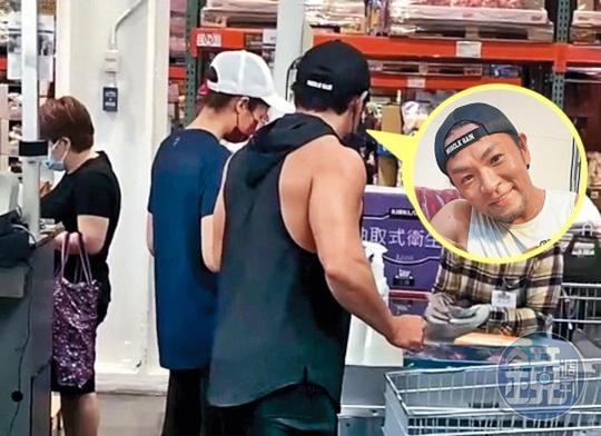 民眾直擊夢多穿黑色運動裝現身知名賣場,陪在他旁邊的新歡也是居家運動裝扮。(讀者提供)