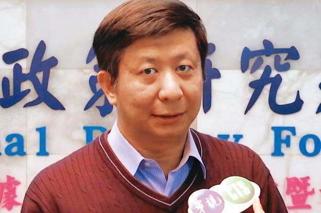 中華戰略前瞻協會研究員揭仲表示,「空中化」是中共陸軍的改革重點之一。(翻攝華視新聞)