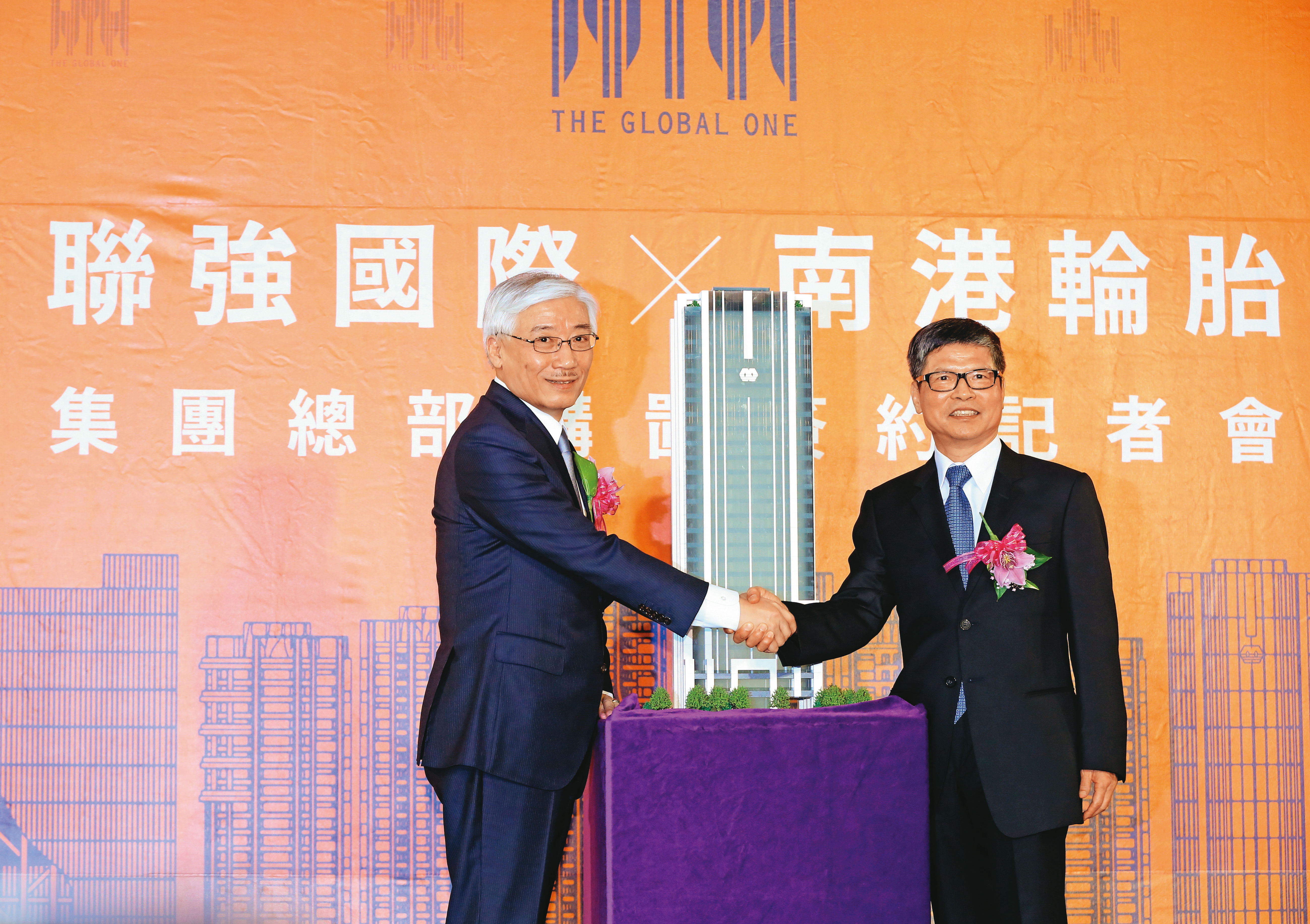林學圃（右）積極開發南港輪胎土地，聯強買下其推案「世界明珠」最頂端的12層樓，當成集團全球營運總部。左為聯強國際集團總裁杜書伍。