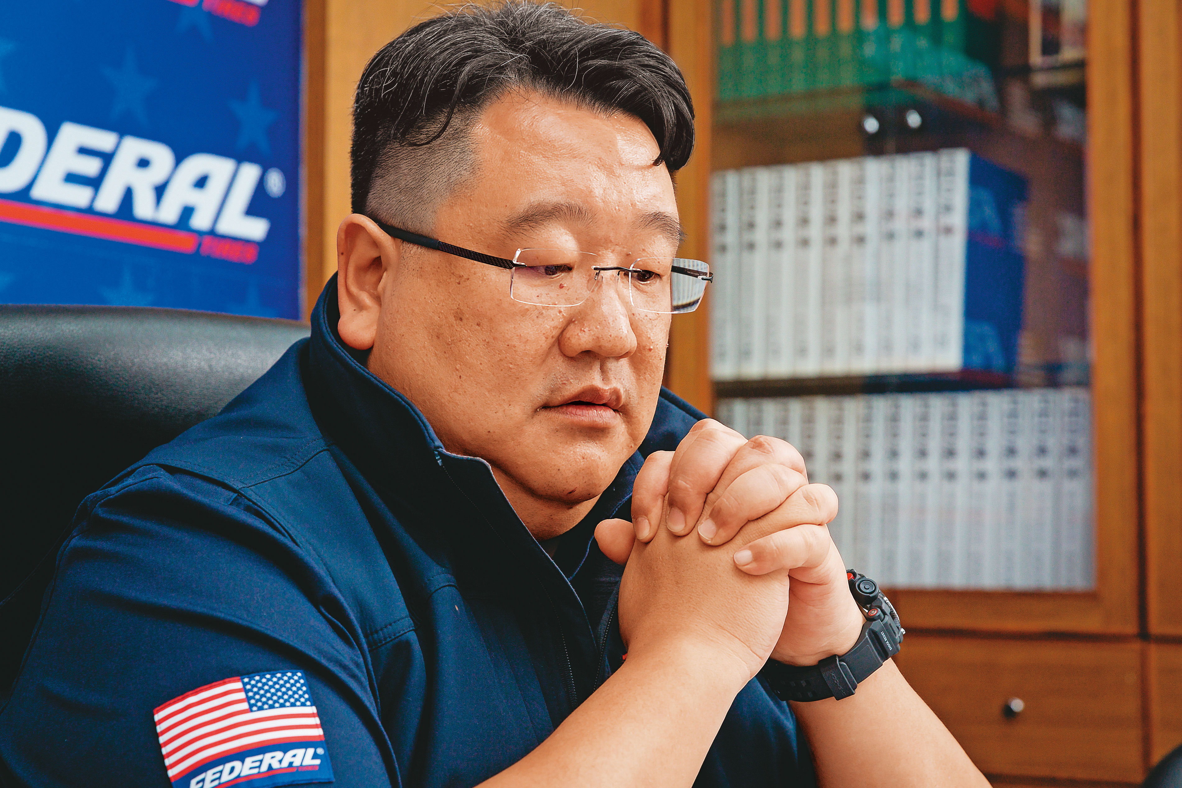 面對來勢洶洶的對手，馬述健也沒有坐以待斃，他積極反擊、進行經營權保衛戰。