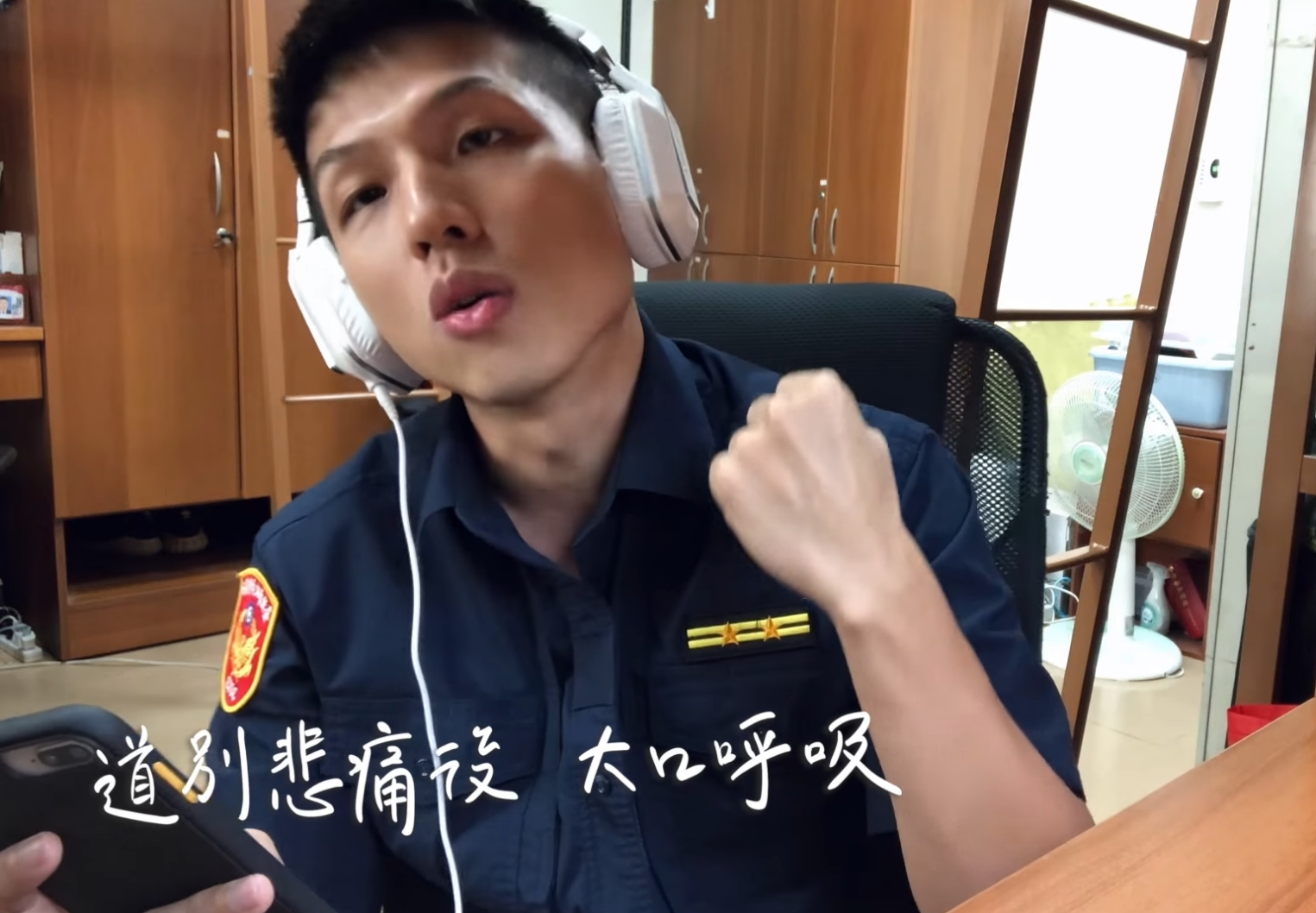這次翻唱〈手牽手〉中，員警們也加入rap編曲巧思，讓不少網友聽了感到驚豔，甚至還紛紛留言直呼「rap是警察界的瘦子嗎」。（翻攝自NPA署長室臉書粉專）