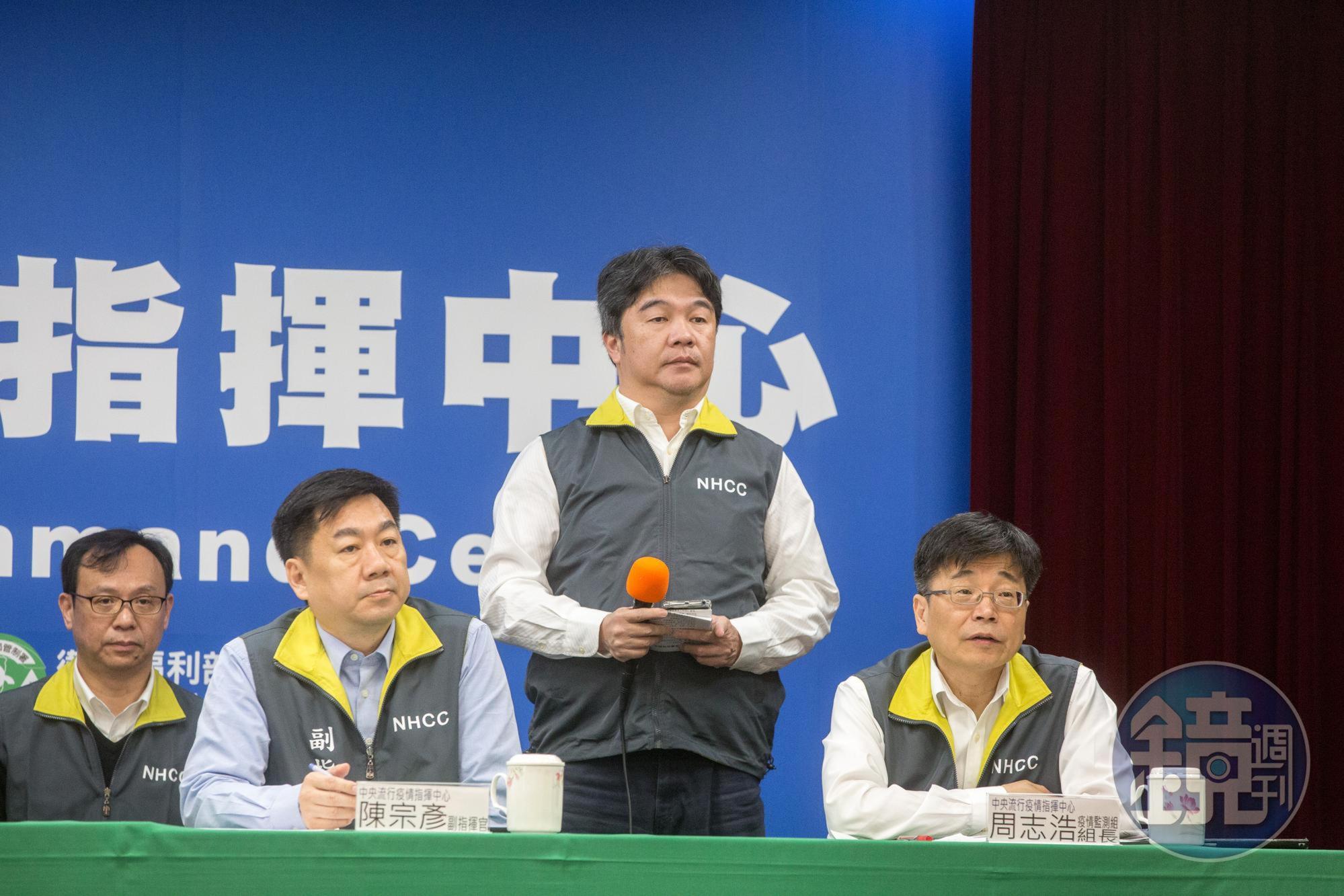 之前部桃發生院內感染事件,與這次苗栗的電子廠群聚事件,都是由王必勝(右2)成立前進指揮所。(本刊資料照)