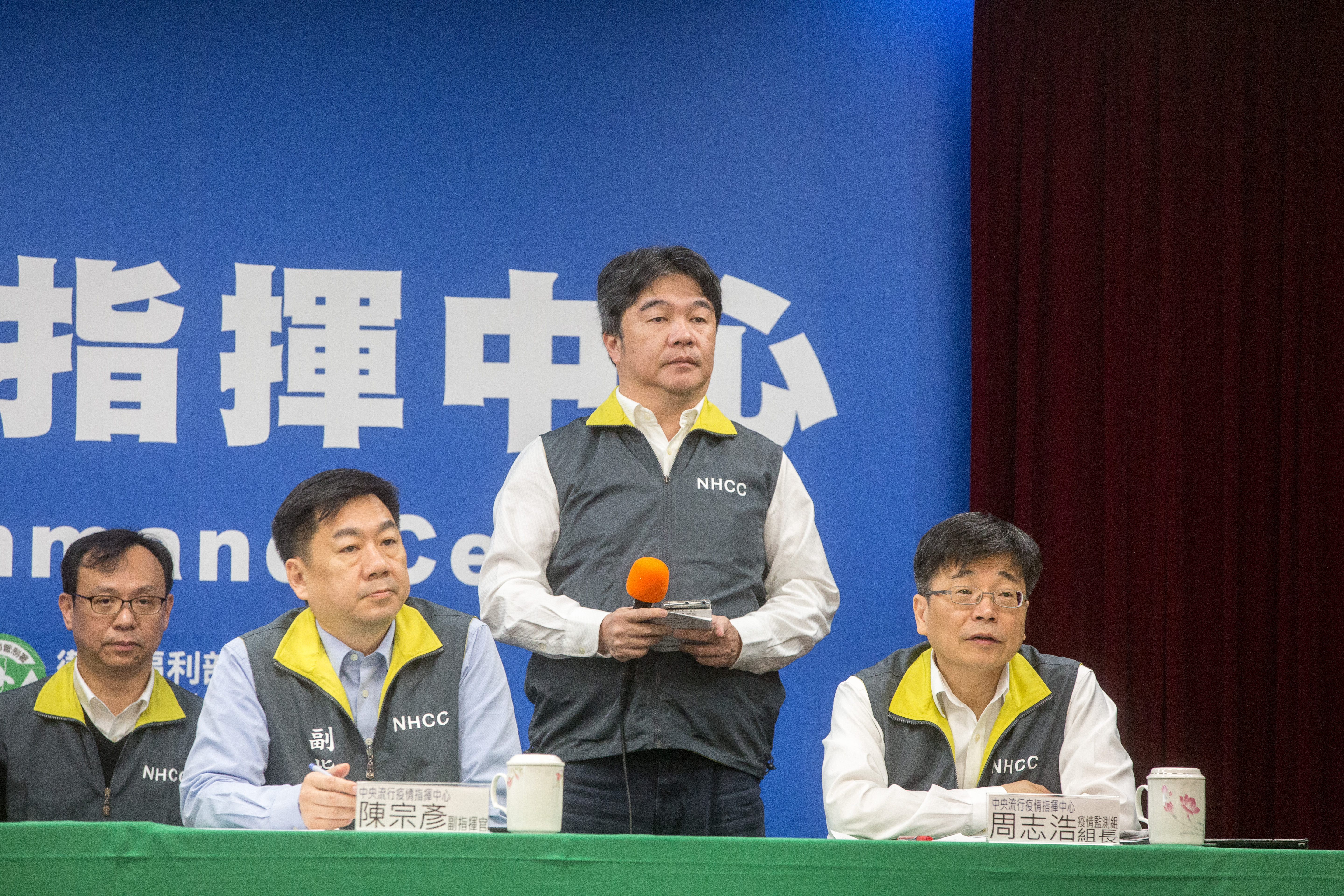 之前部桃發生院內感染事件，與這次苗栗的電子廠群聚事件，都是由王必勝（右2）成立前進指揮所。（本刊資料照）
