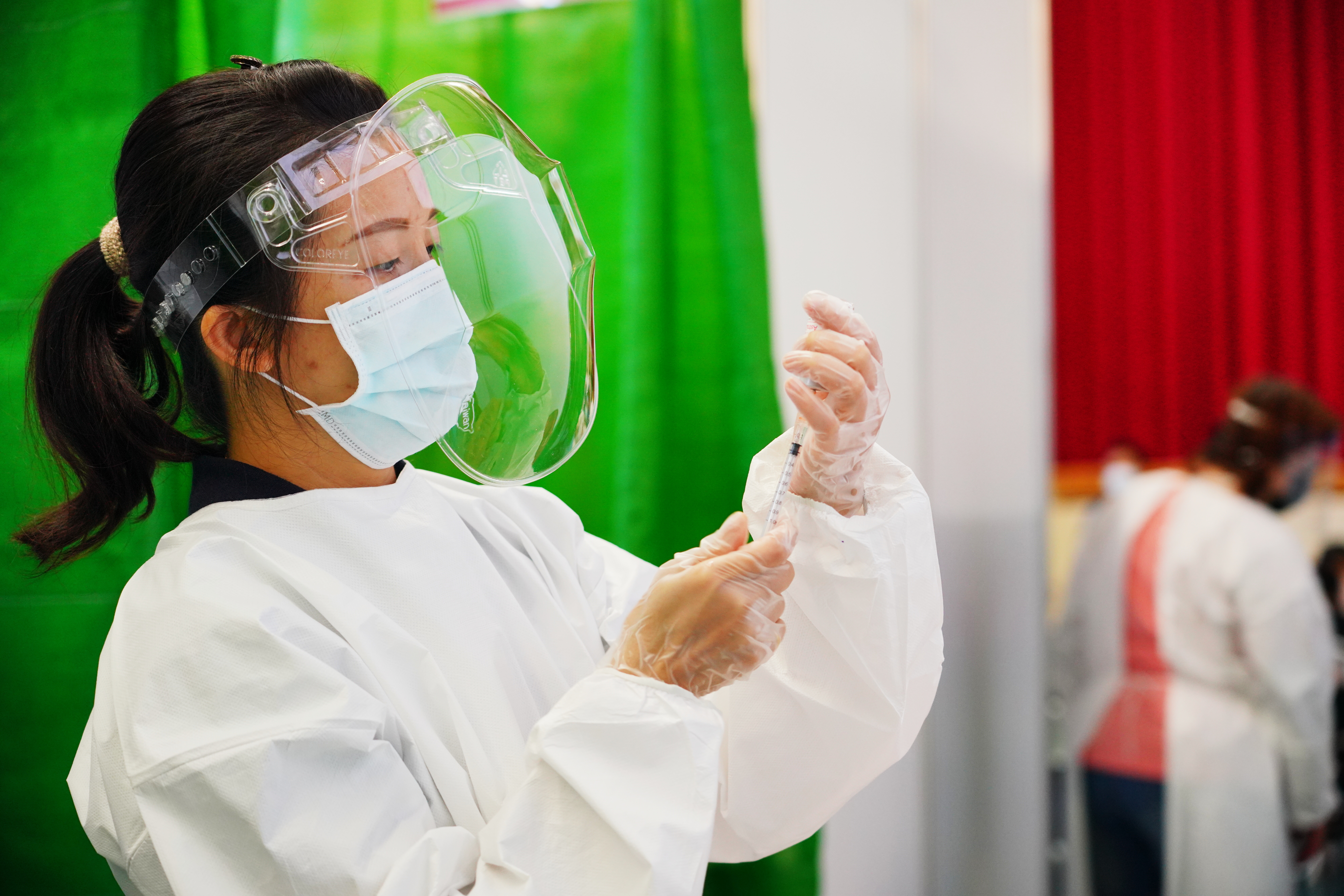 新冠肺炎本土疫情持續延燒，民眾都在等待施打疫苗，圖為台南東區COVID19疫苗施打站。