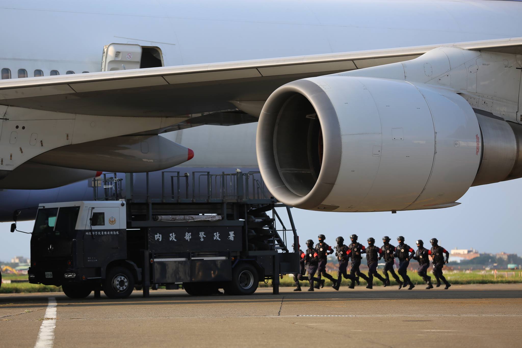 竟有航警在研究所錄取心得自爆「每天都在過退休生活」，引發爭議。航警示意圖，非當事人。（翻攝自航空警察局臉書）