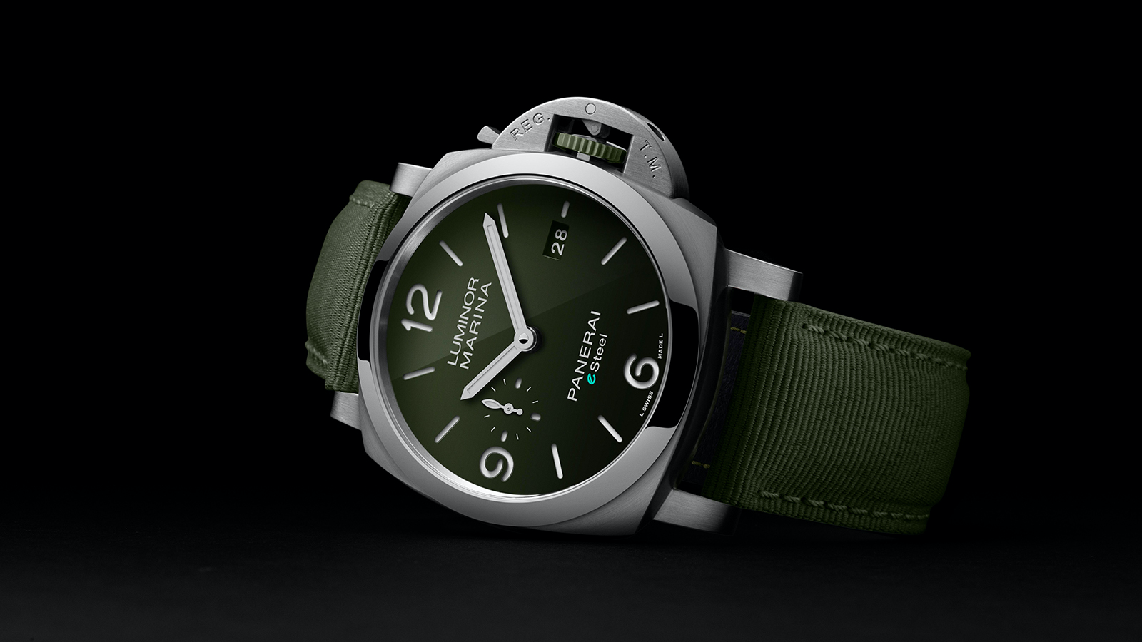 Luminor Marina eSteel™｜PAM01356／錶徑44mm／eSteel™錶殼／時、分、小秒、日期指示／P.9010自動上鏈機芯／防水300米／建議售價：NT$ 268,000（僅在沛納海專門店和電商平台發售）