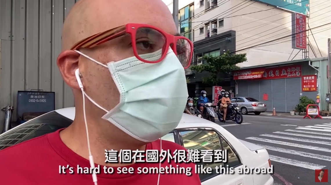 來自智利的YouTuber多多，拍攝影片介紹台灣街上的防疫現況。（翻攝自YouTube「多多有多愛台灣！」）