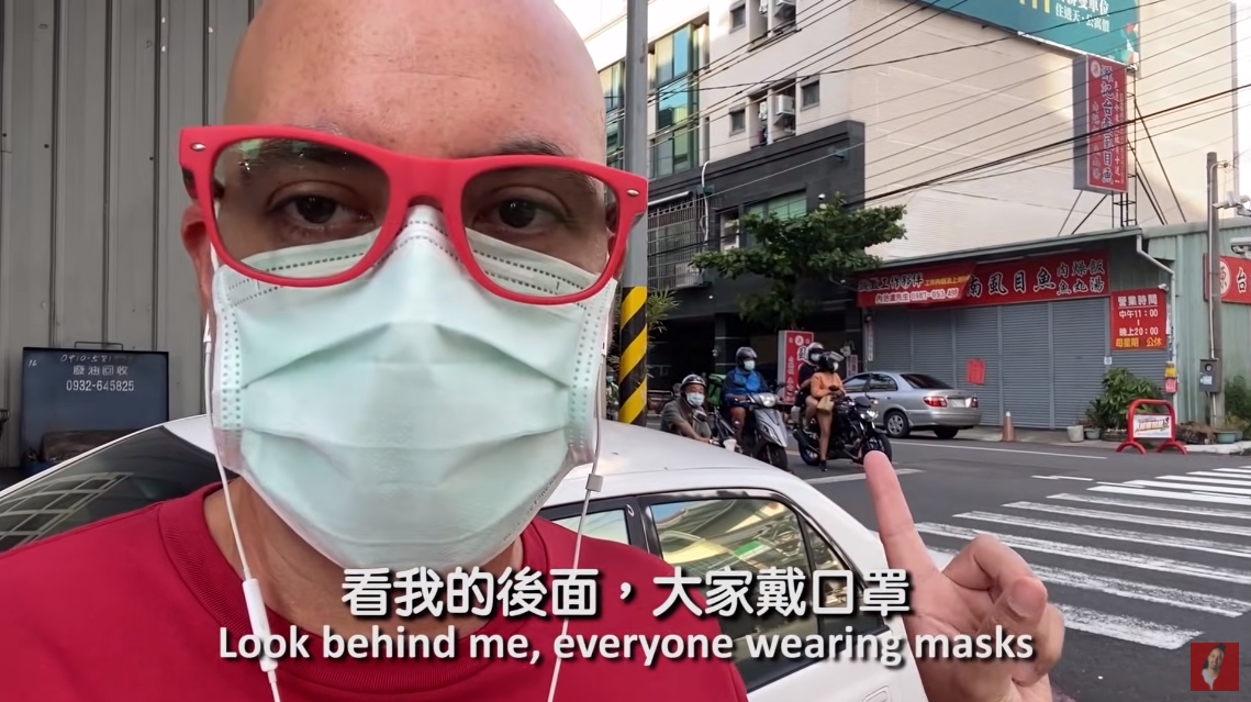 來自智利的YouTuber多多，拍攝影片介紹台灣街上的防疫現況。（翻攝自YouTube「多多有多愛台灣！」）