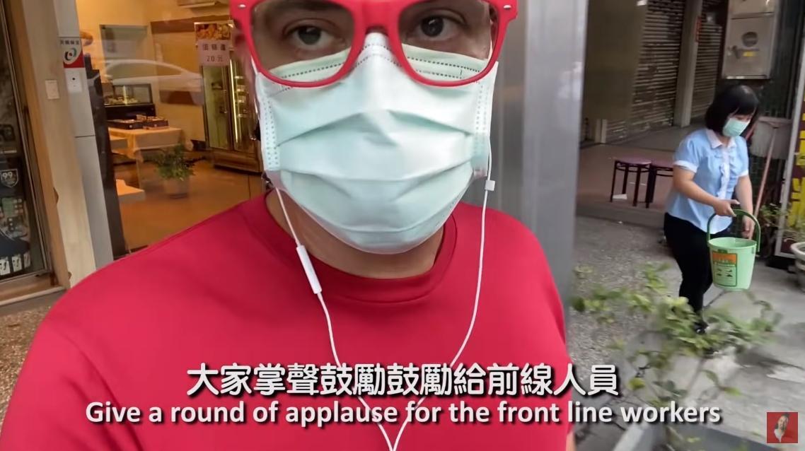 來自智利的YouTuber多多介紹台灣防疫現況，也為前線人員加油打氣。（翻攝自YouTube「多多有多愛台灣！」）