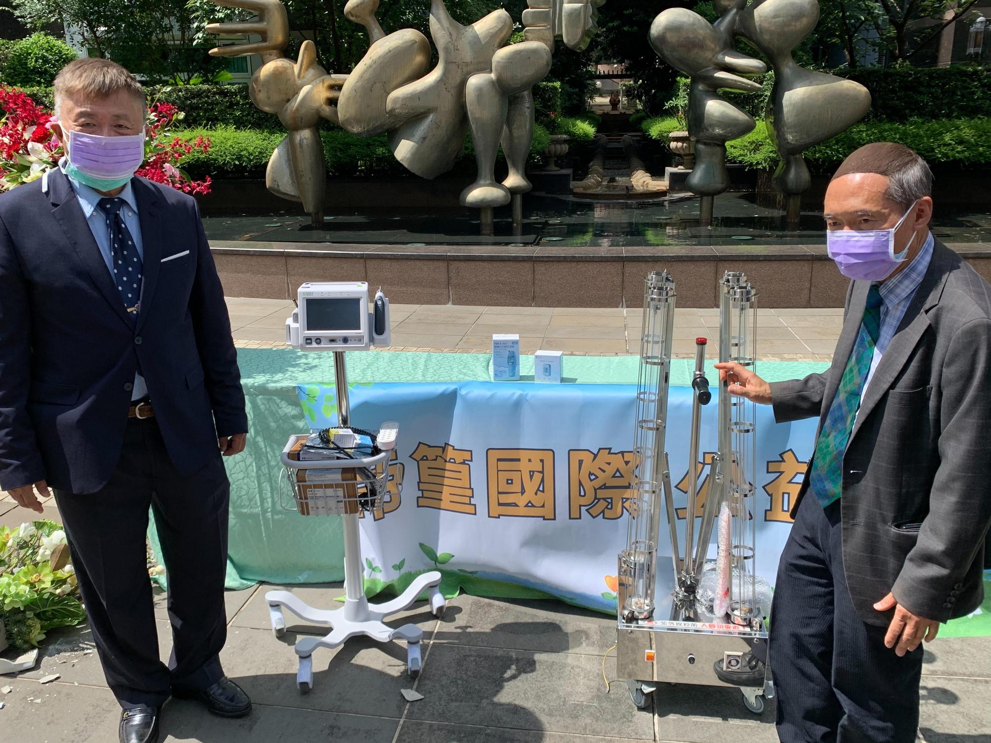 台灣長照醫學會收到總值110萬元的紫外線殺菌燈、耳溫槍、血氧濃度計和生理監視儀,將由理事長劉伯恩(右)贈與忠孝醫院。(萬安生命提供)