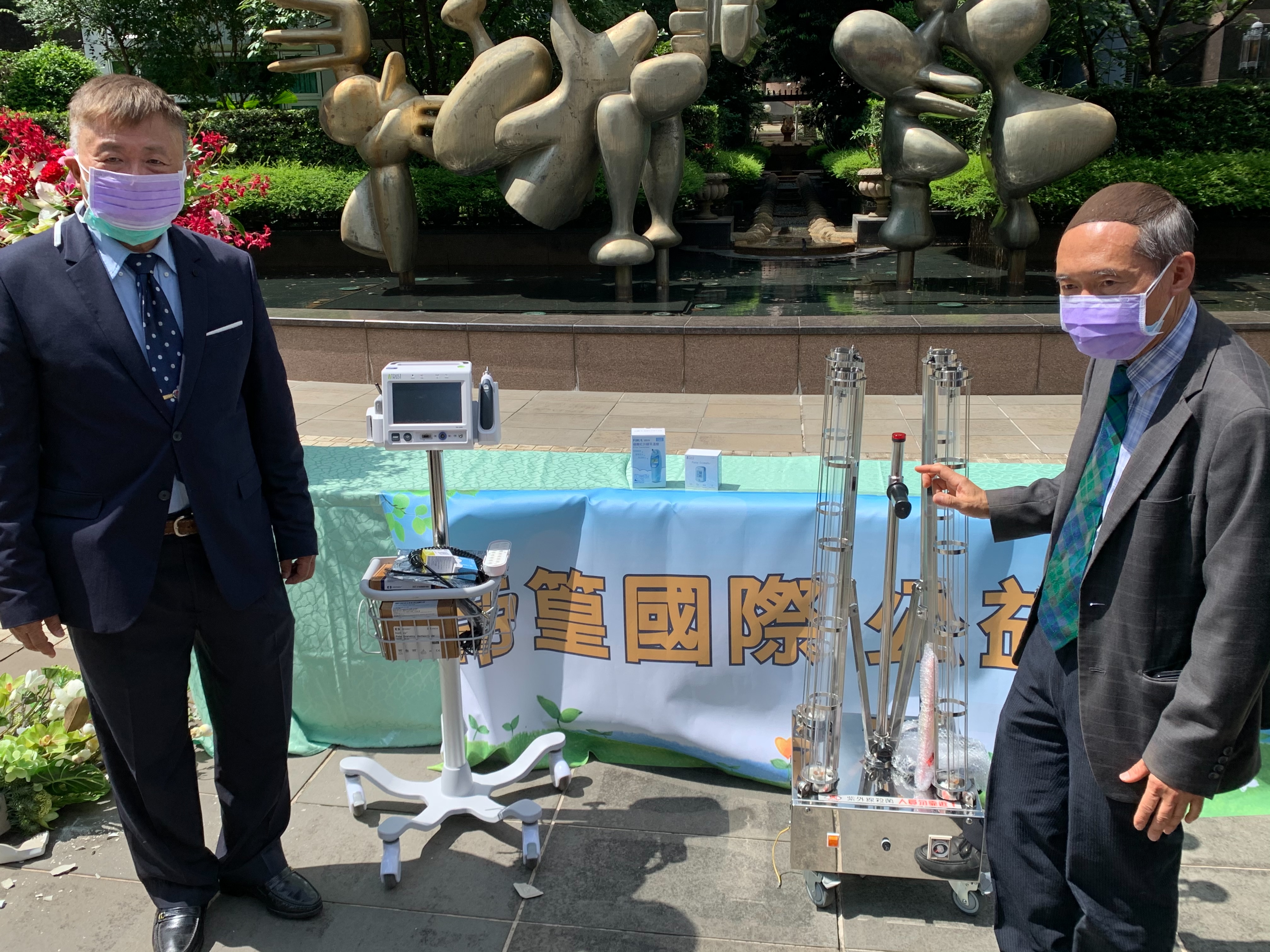 台灣長照醫學會收到總值110萬元的紫外線殺菌燈、耳溫槍、血氧濃度計和生理監視儀,將由理事長劉伯恩(右)贈與忠孝醫院。(萬安生命提供)