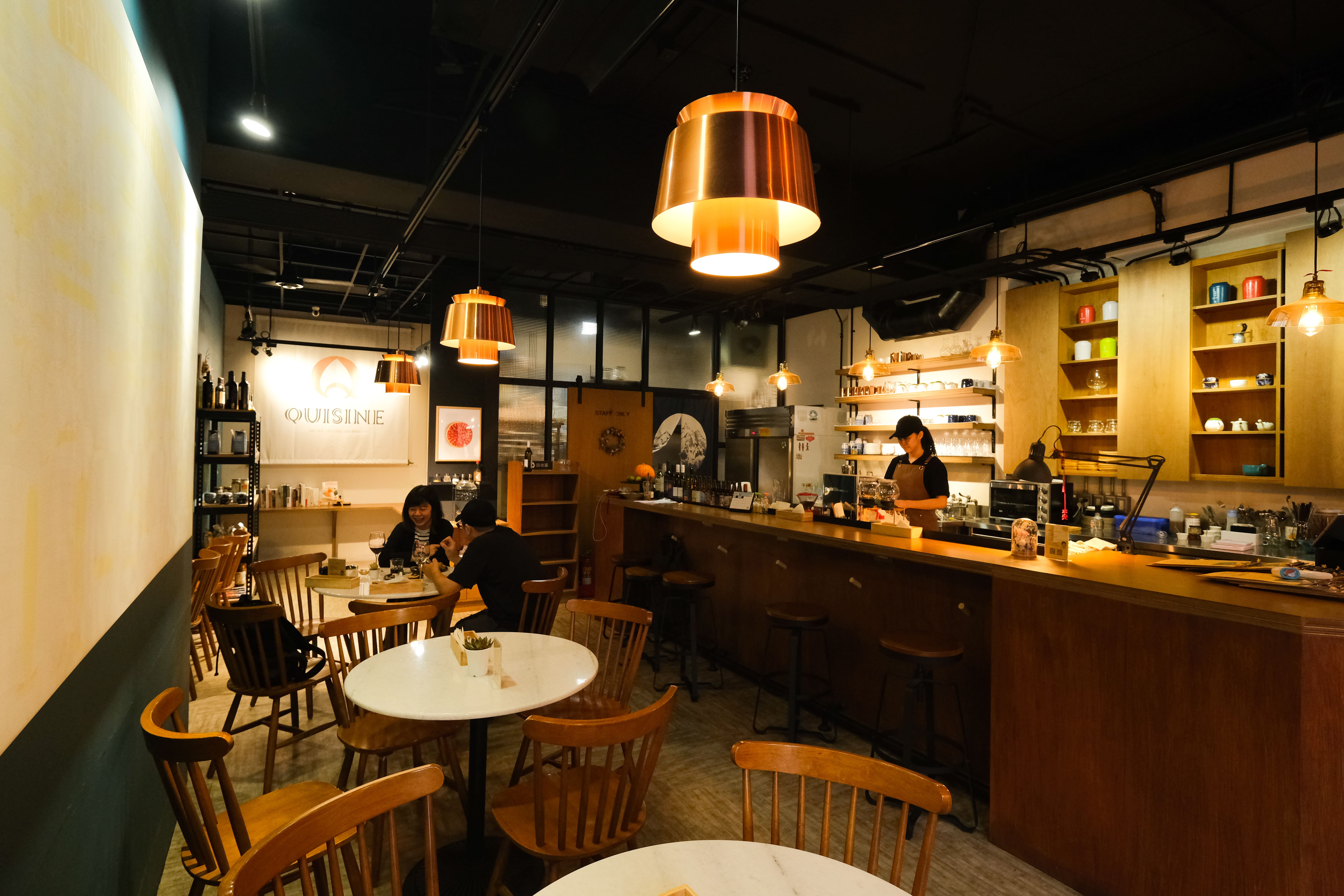 餐酒館內的色調與暖光讓整個空間增添了輕鬆氛圍。