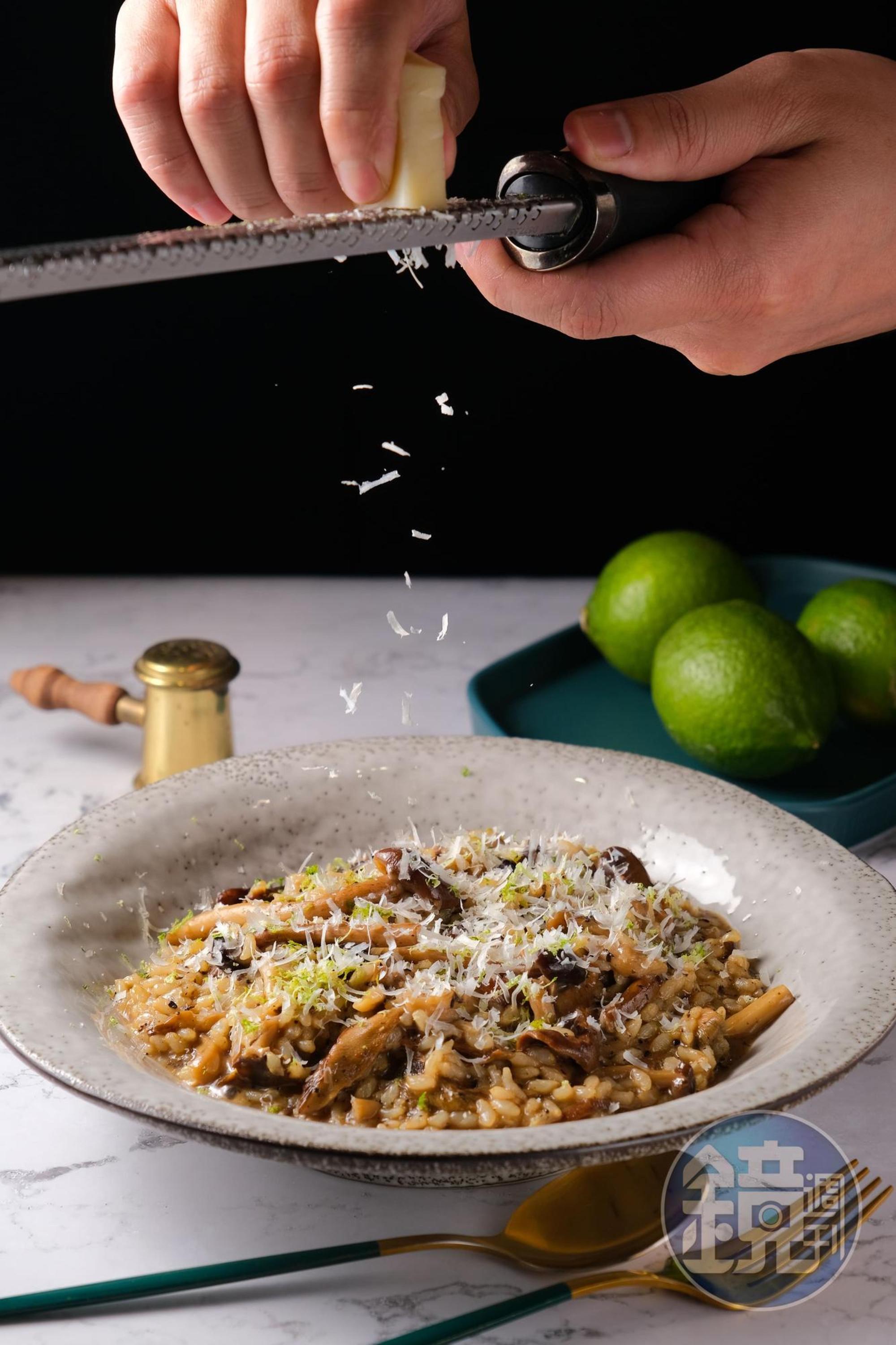 「牛肝菌野菇松露燉飯」灑上的起司是自製植物大豆蛋白起司，全素也可大快朵頤。（300元／個）
