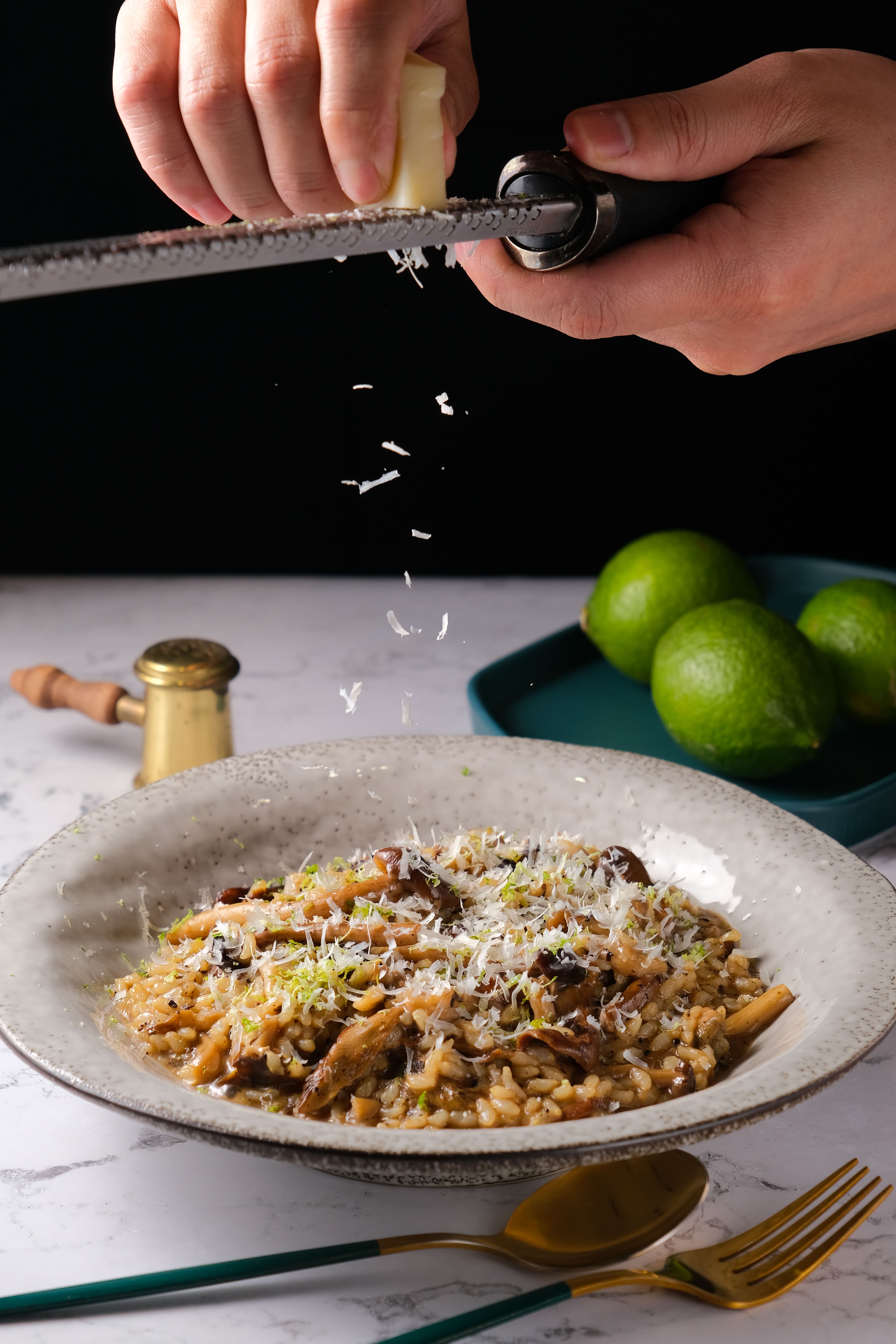 「牛肝菌野菇松露燉飯」灑上的起司是自製植物大豆蛋白起司，全素也可大快朵頤。（300元／個）