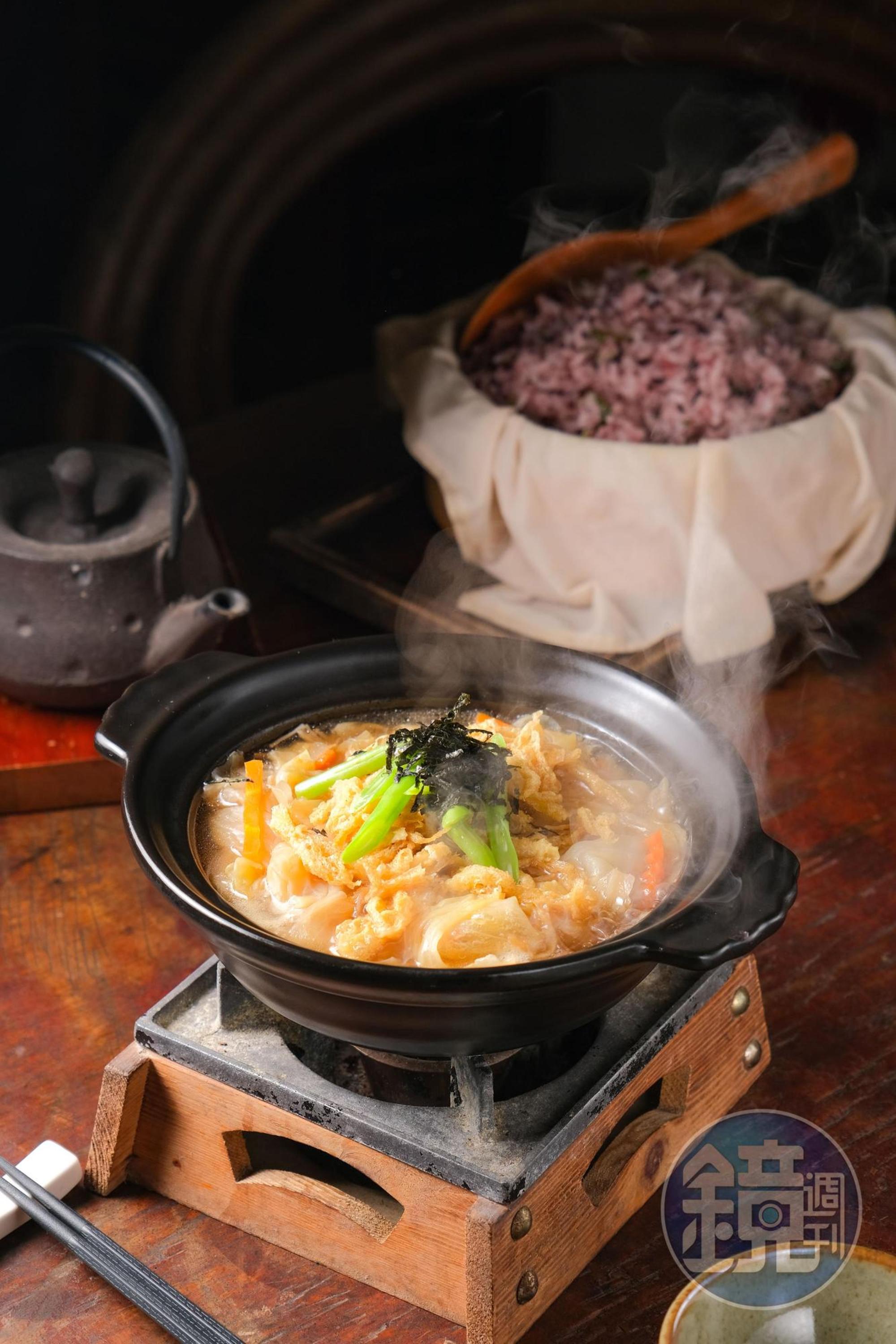 香甜溢汁的「高麗菜滷」配「紫米飯」，很容易一碗接一碗。
