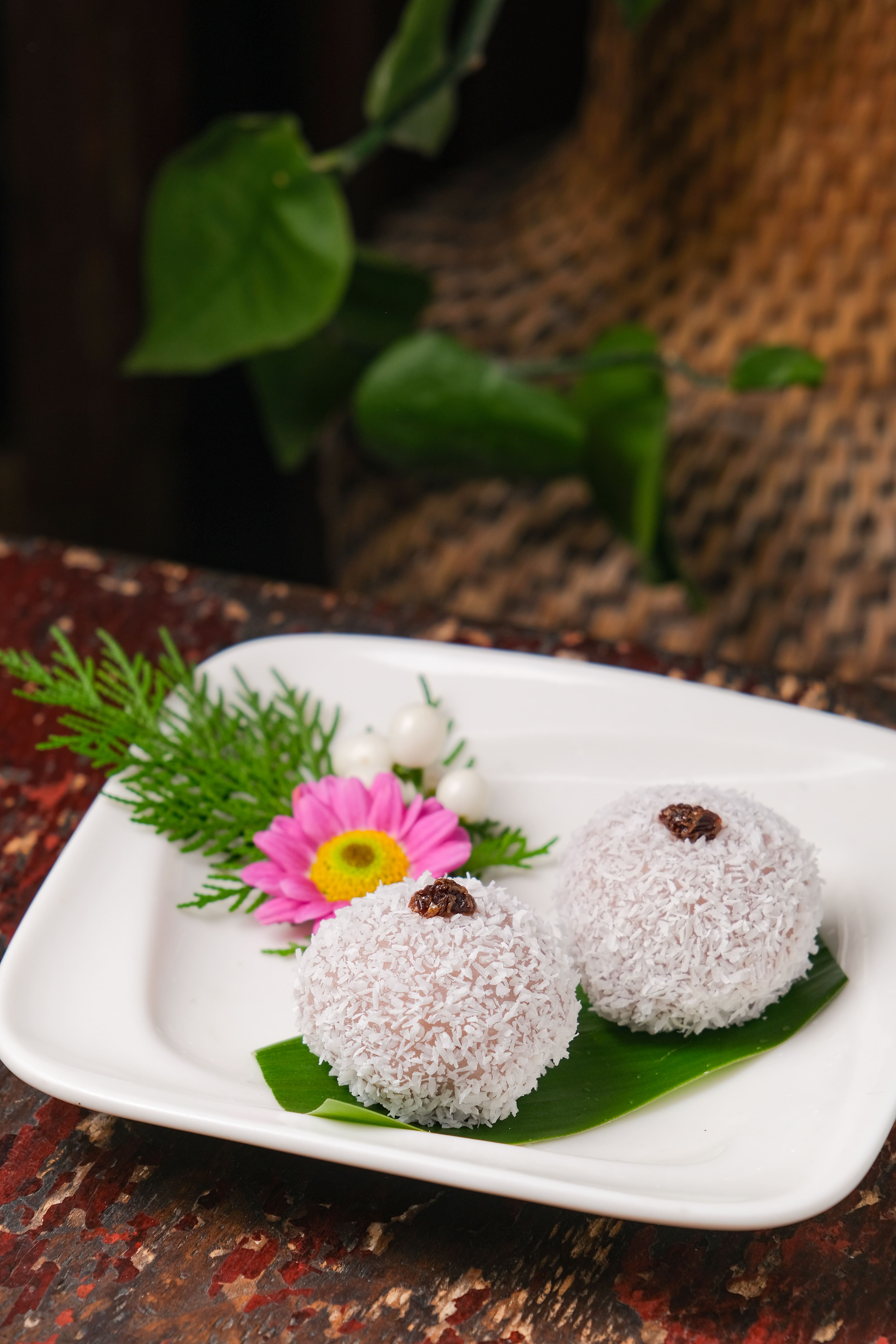 「紫薯麻糬」使用芋頭入味麻糬皮，再包進甜芝麻餡。
