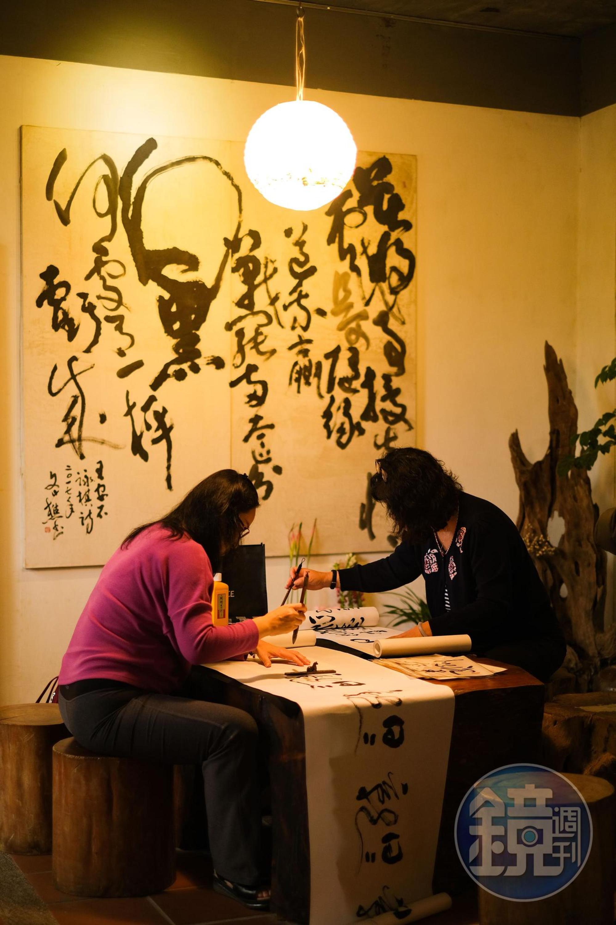 老闆蘇唯中的父親是書法家，不定期在此開課指導學生，讓空氣中充滿墨香。 