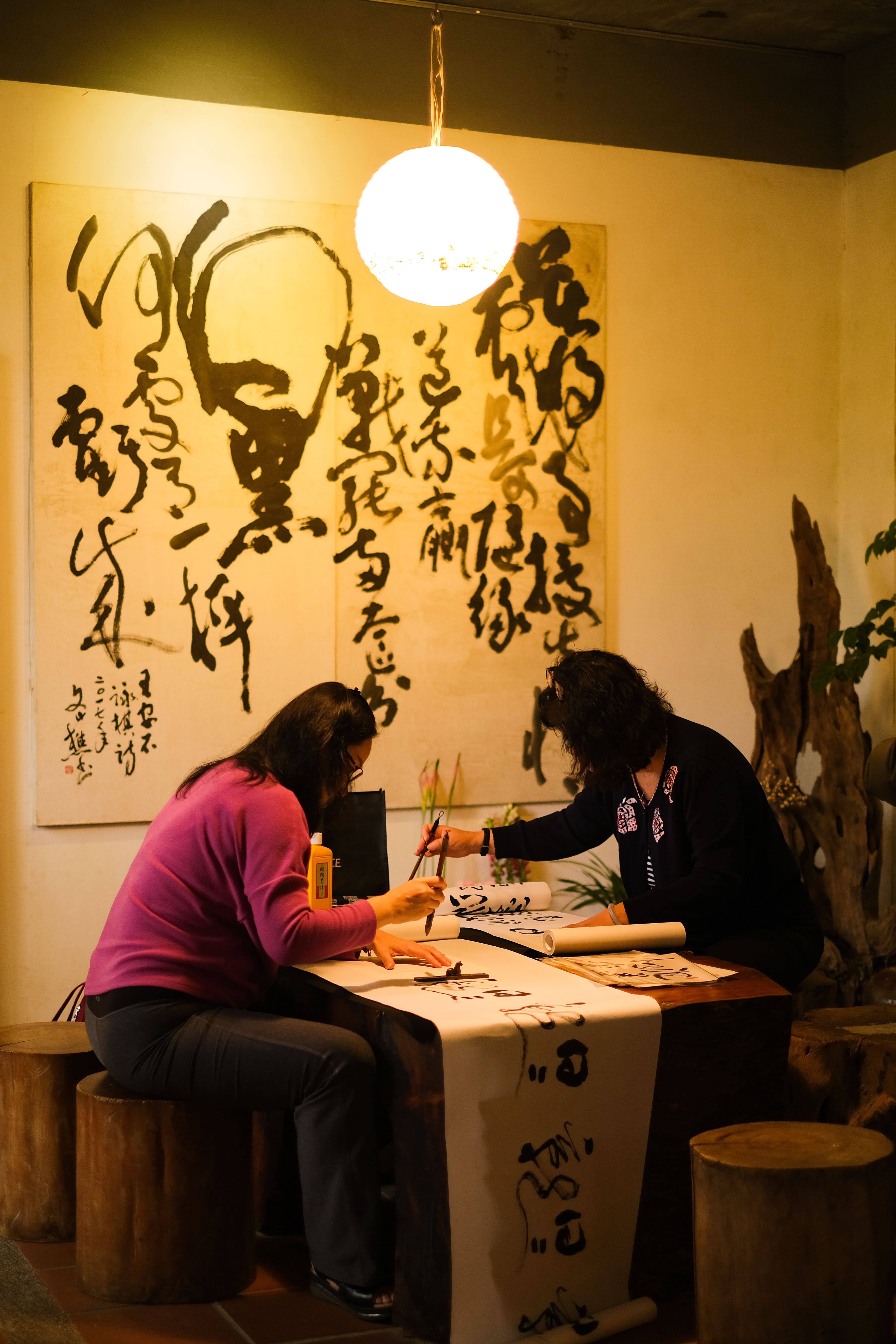 老闆蘇唯中的父親是書法家，不定期在此開課指導學生，讓空氣中充滿墨香。 