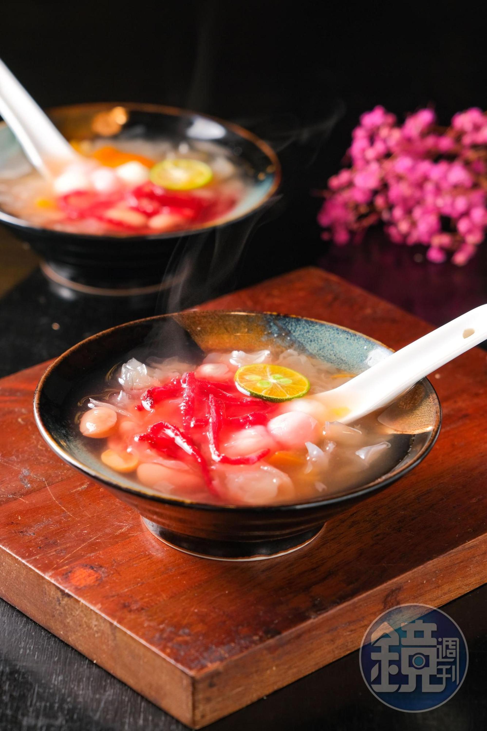 配著傳統紅白湯圓的「木耳甜湯」中，加入一小瓣酸香飽滿的金桔提升口感。