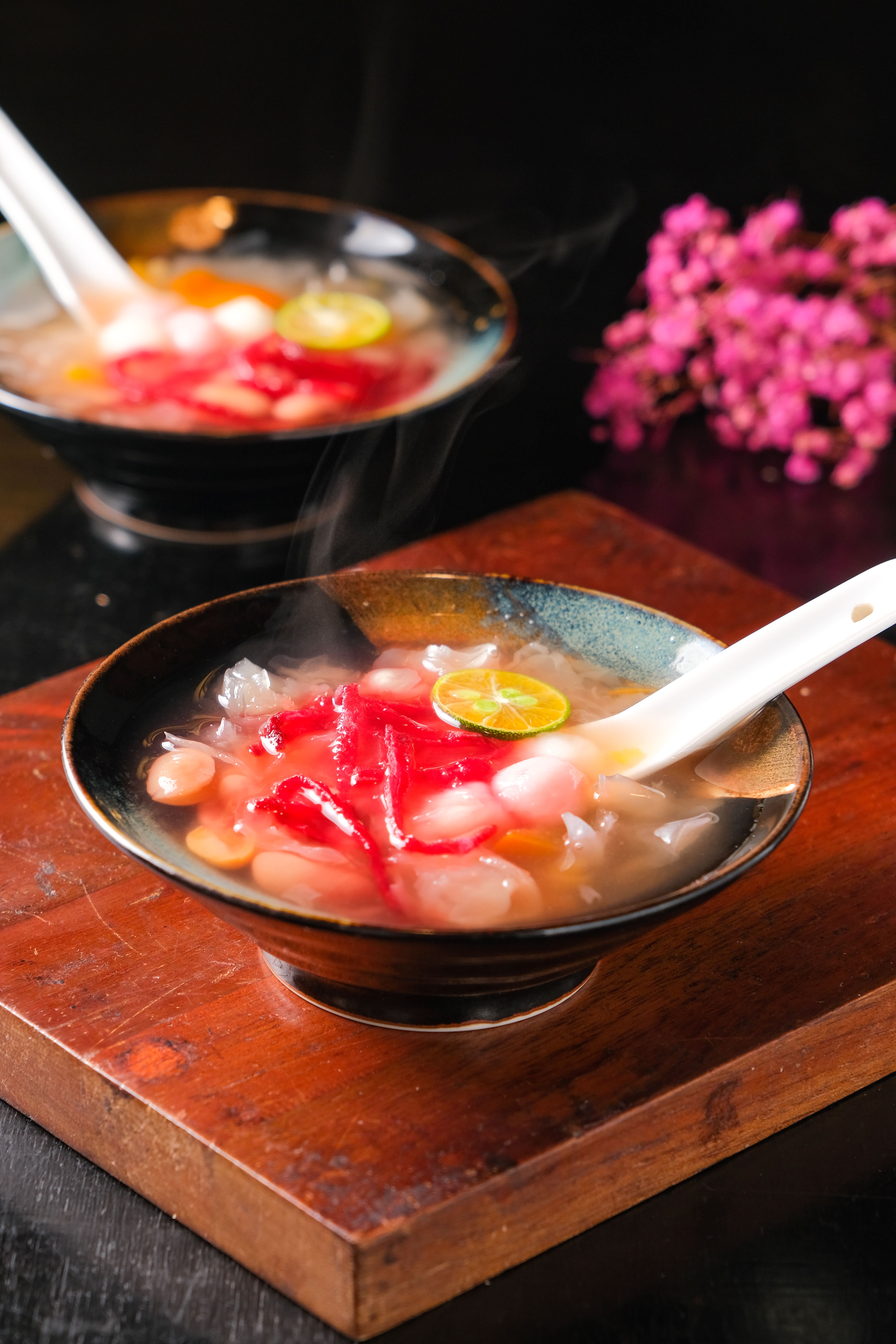 配著傳統紅白湯圓的「木耳甜湯」中，加入一小瓣酸香飽滿的金桔提升口感。