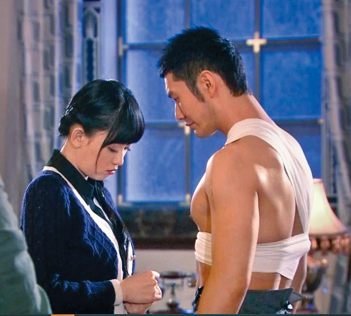 黃曉明(右)多次演出黑幫老大,例如2015年與陳喬恩(左)主演《錦繡緣華麗冒險》。(翻攝自《WoWoNews》)