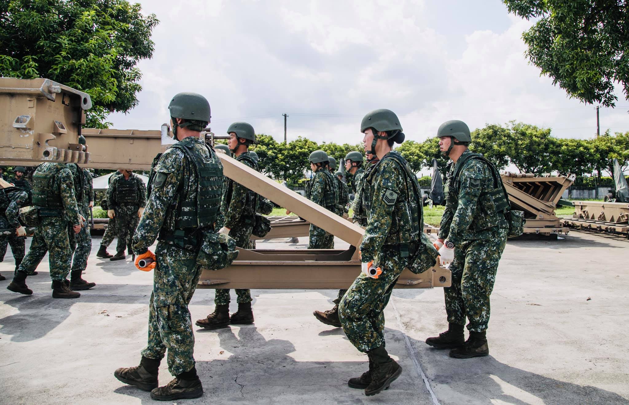 疫情肆虐找工作不易，原PO詢問網友「會考慮當兵嗎」？引發熱議。（翻攝臉書「國防部發言人」）