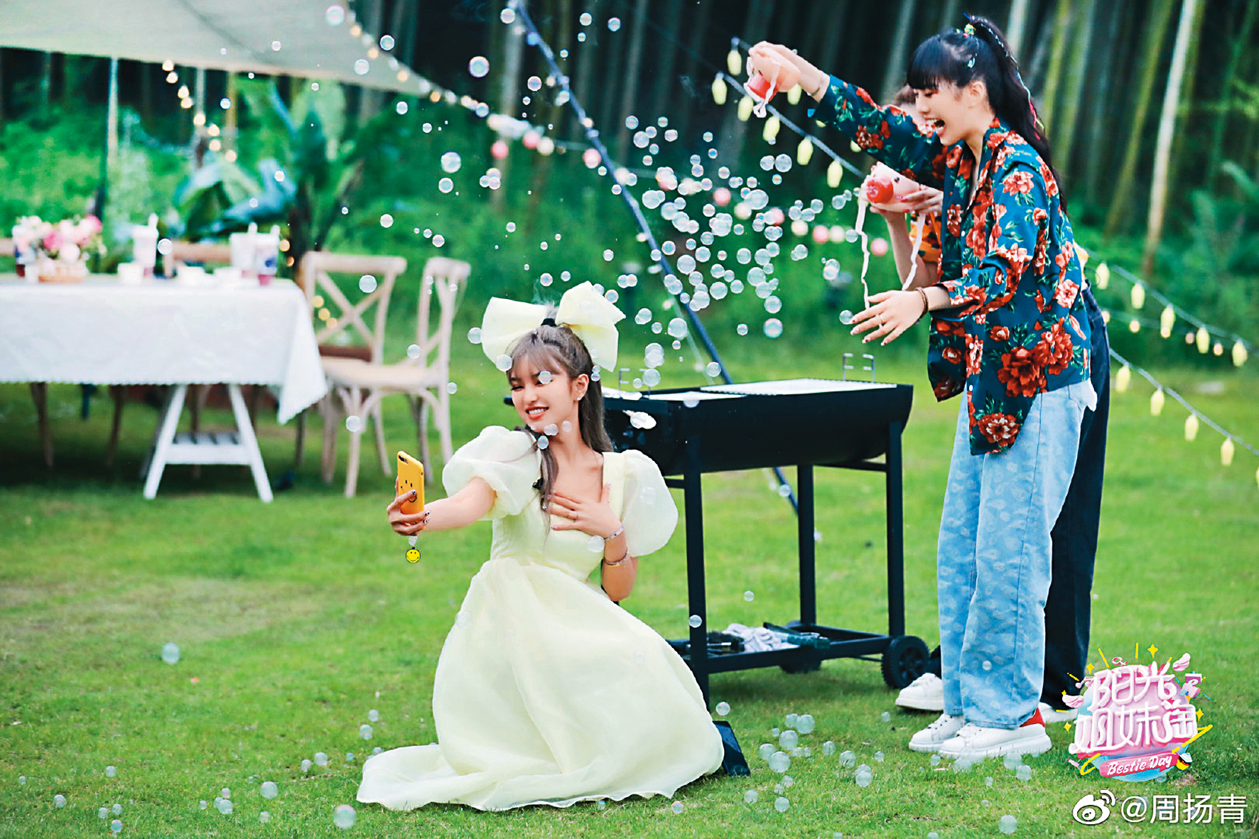 近來周揚青（左）不僅主業網拍很成功，副業的演藝工作也邀約不斷，據傳，她又要上一個新的戀愛實境節目。（翻攝自周揚青微博）