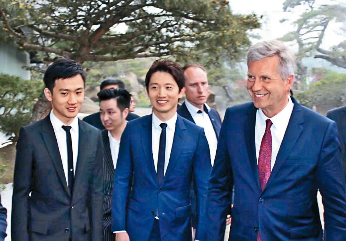 周揚青新歡被起底是富二代，名叫羅昊（前排中），身家高達43億元。（翻攝自娛樂看星星微博）