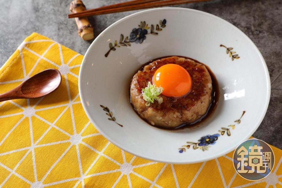 招牌菜色「雞肉丸」打上一顆鮮蛋黃，鹹潤腴美，也是疫情期間的人氣外帶餐點。（外帶菜色需詢問預訂）