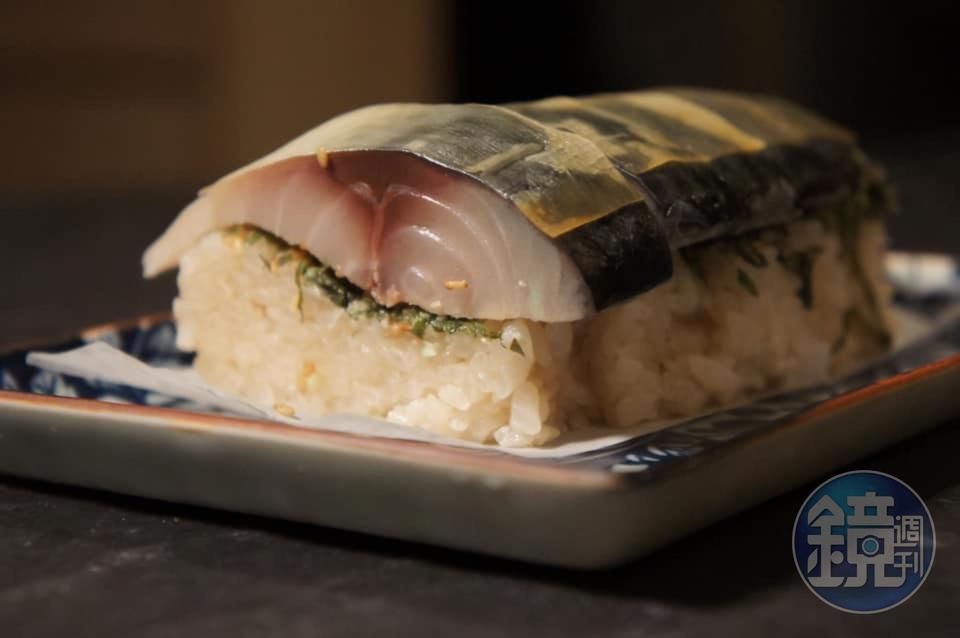 平時一位難求的Ashin阿鑫小料理，在疫情前間開放外帶「鯖魚棒壽司」，是人氣餐點。（外帶菜色需詢問預訂）