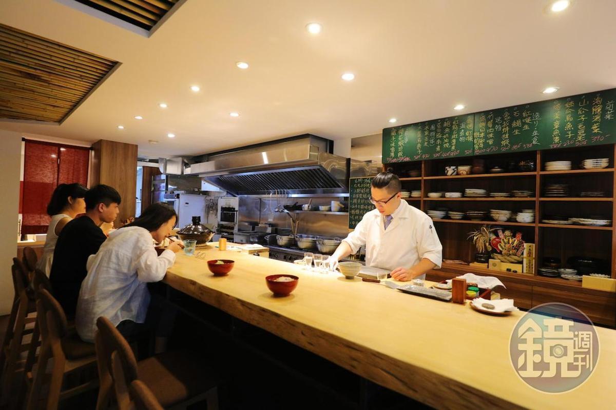餐廳裡只有這座12席的板前座位，全程可以看到廚師料理。