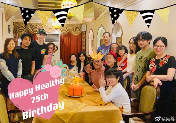 吳尊昨天PO出全家人替75歲父親慶生的照片。（翻攝自吳尊微博）