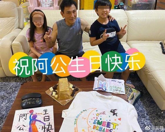 吳尊的一對兒女NeiNei、Max手繪禮物送給爺爺。(翻攝自吳尊微博)