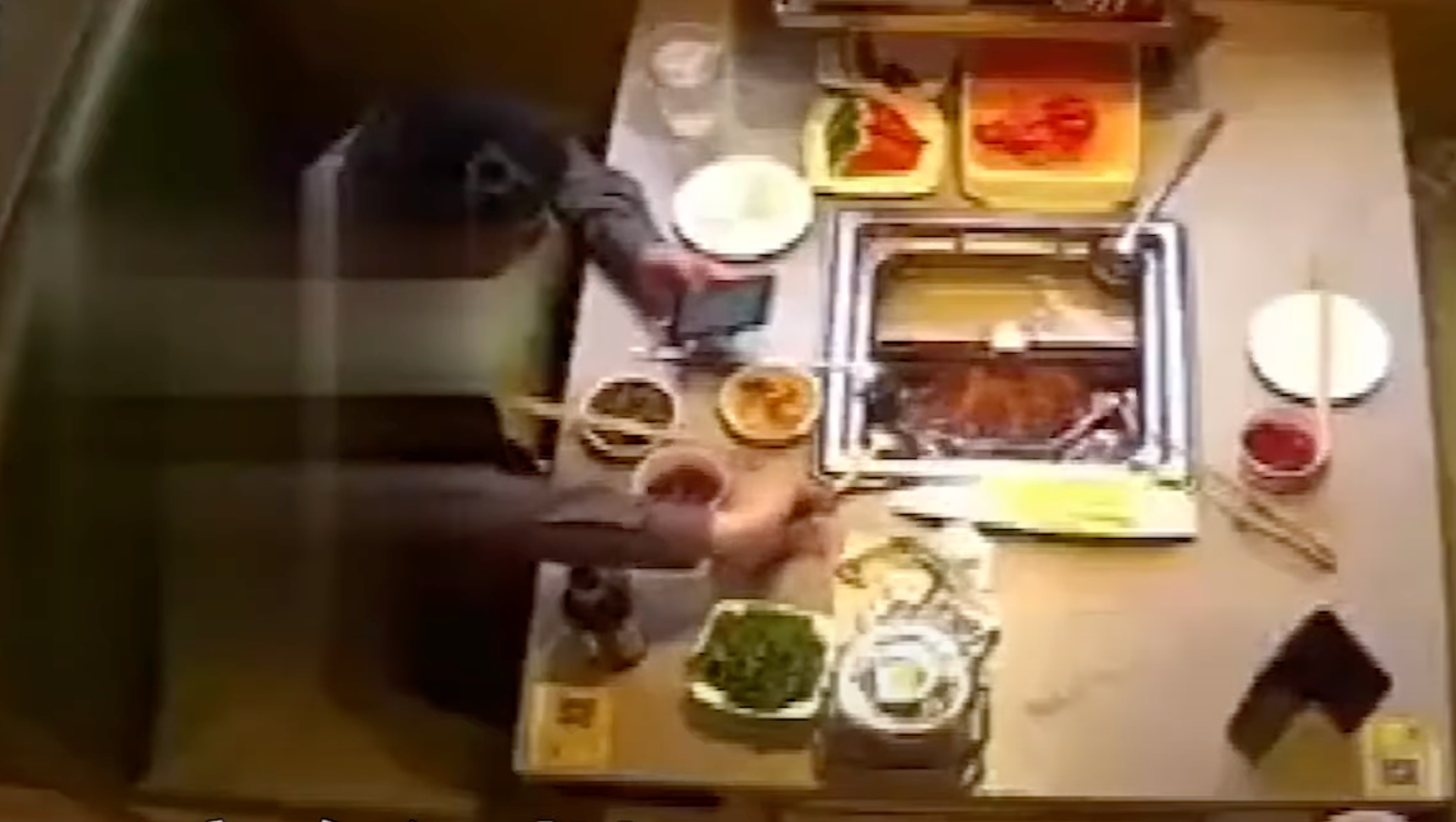中國大陸男子自備蟑螂敲詐海底撈,店家查看監視器才發現男子自導自演。(翻攝自YouYube)