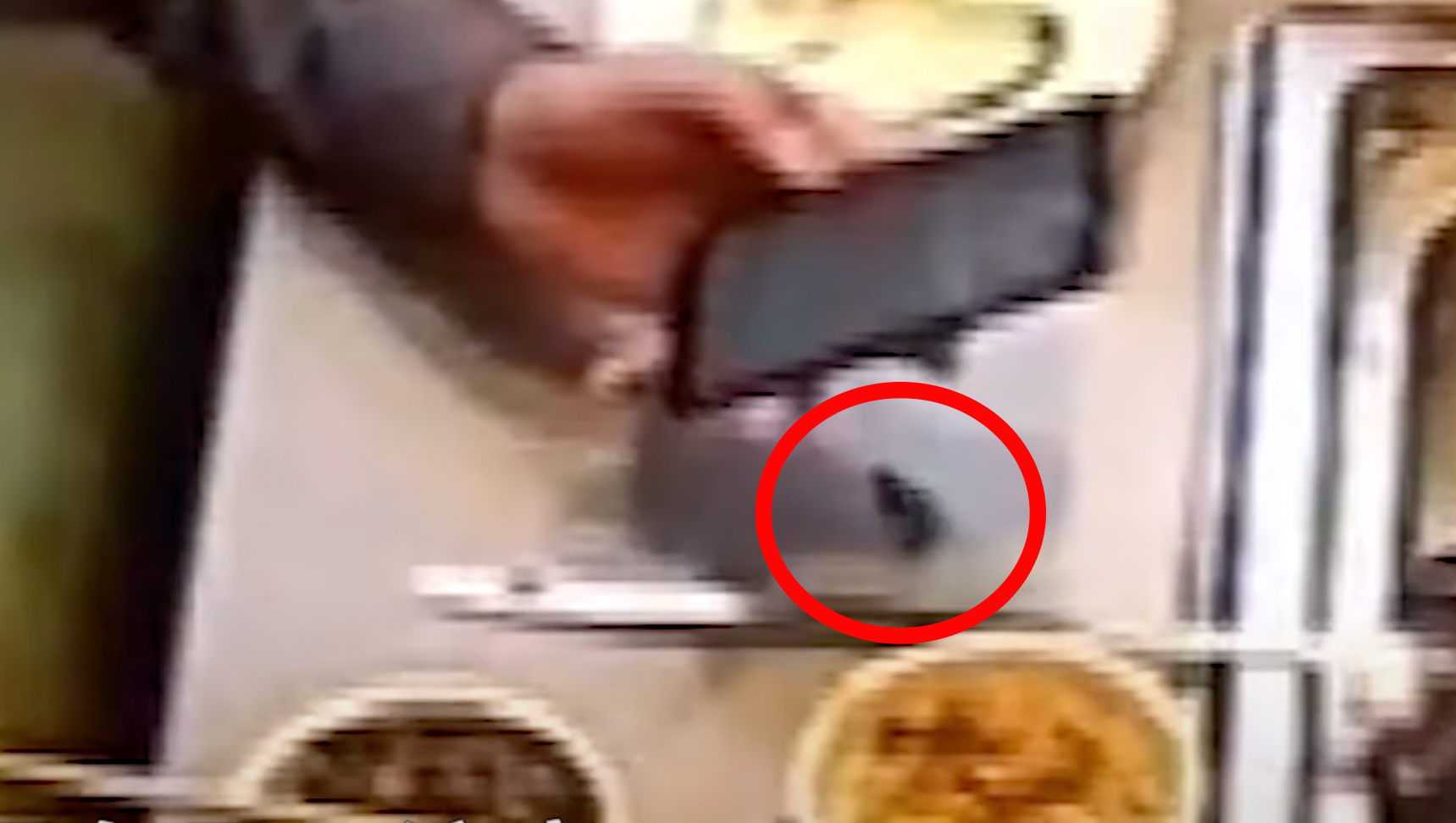 監視器畫面可見黑色異物從男子手中滑出,隨後與青菜一起被丟進鍋中。(翻攝自YouYube)