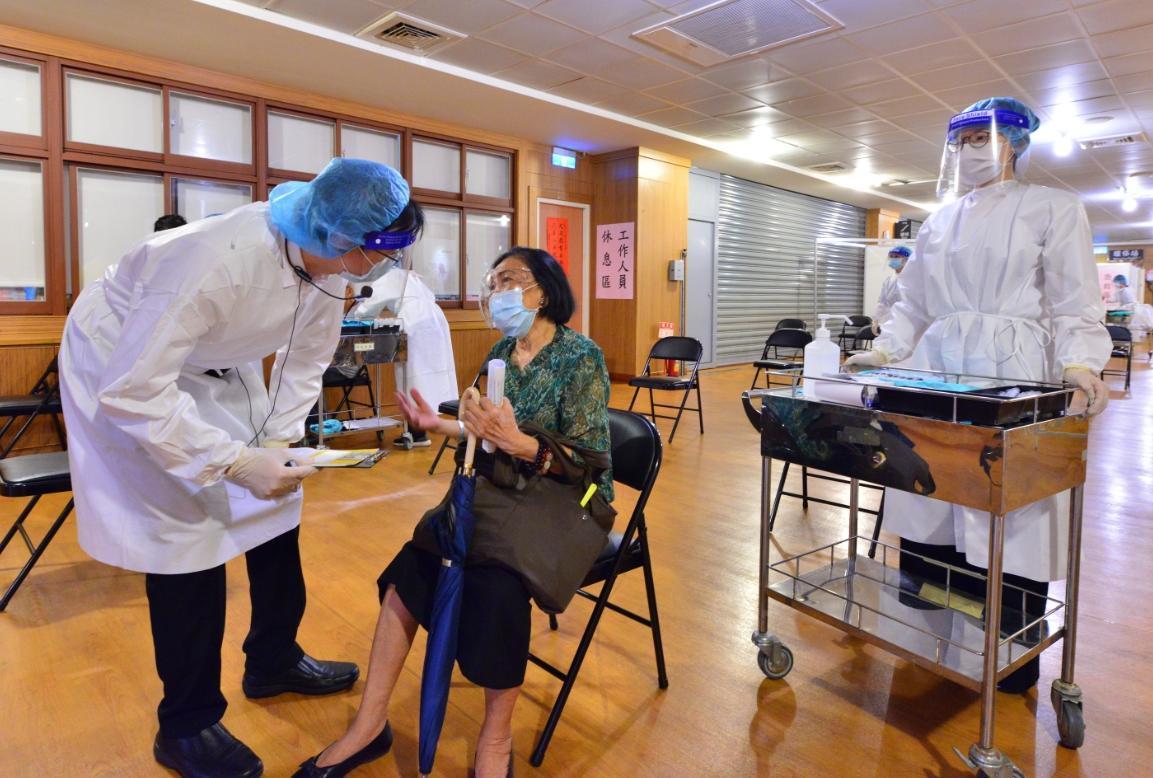 新北市15日開始進行COVID-19疫苗接種,優先安排設籍新北市85歲以上的長者施打。