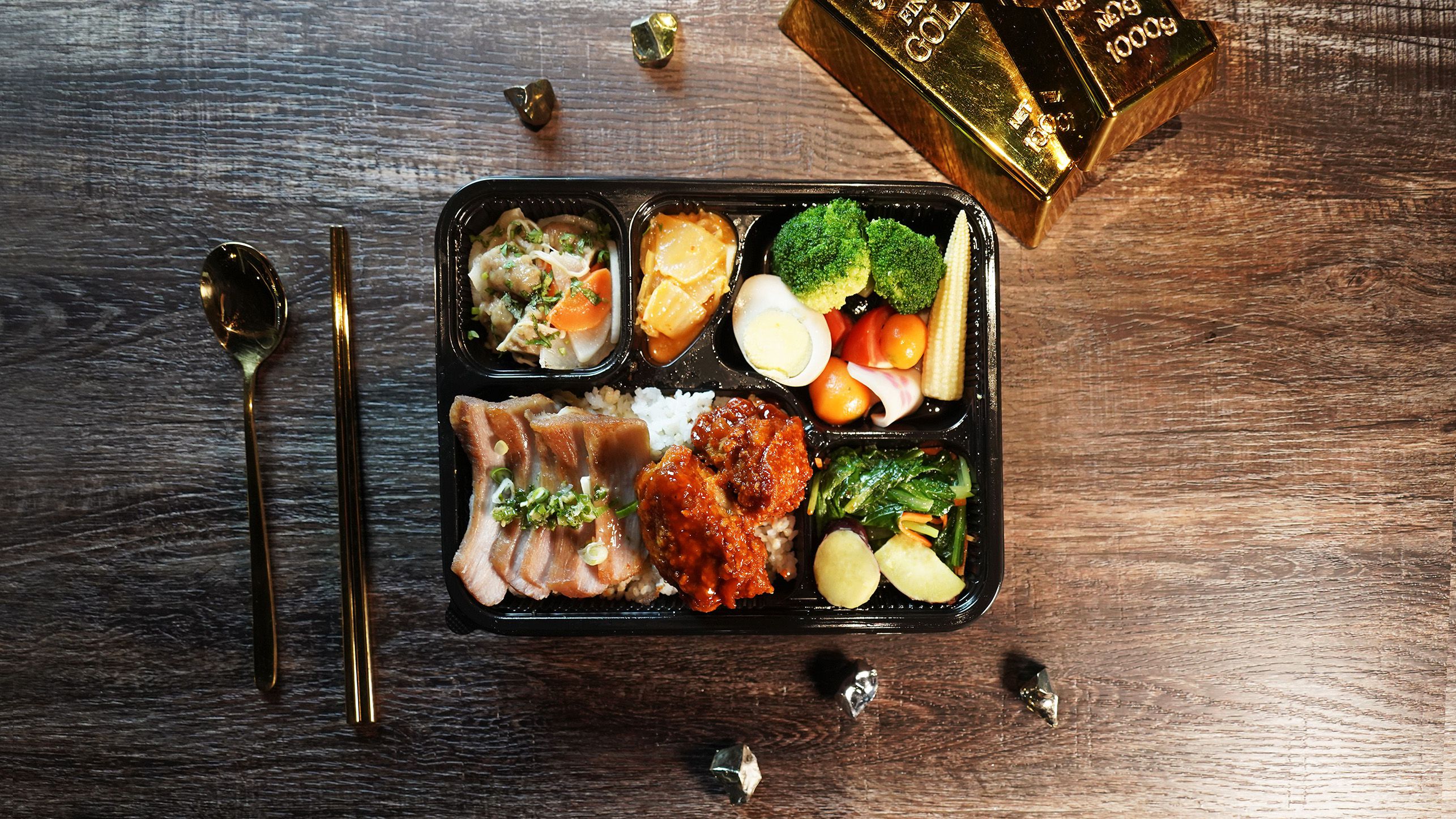 「華山町餐酒館」的外帶便當有雙主菜，「蔥鹽松阪豬＋韓式炸雞便當」是肉＋肉的組合。（150元／個）（華山町餐酒館提供）