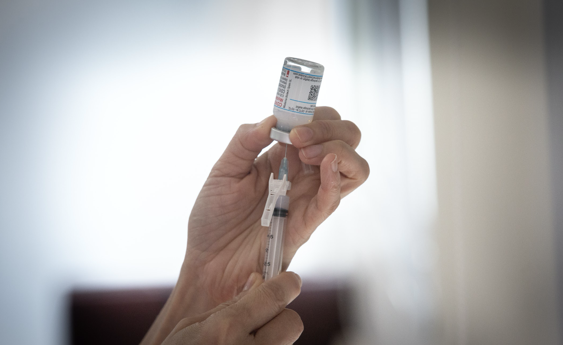 莫德納新增2例接種後嚴重不良事件；疫苗接種示意圖。（本刊資料照）