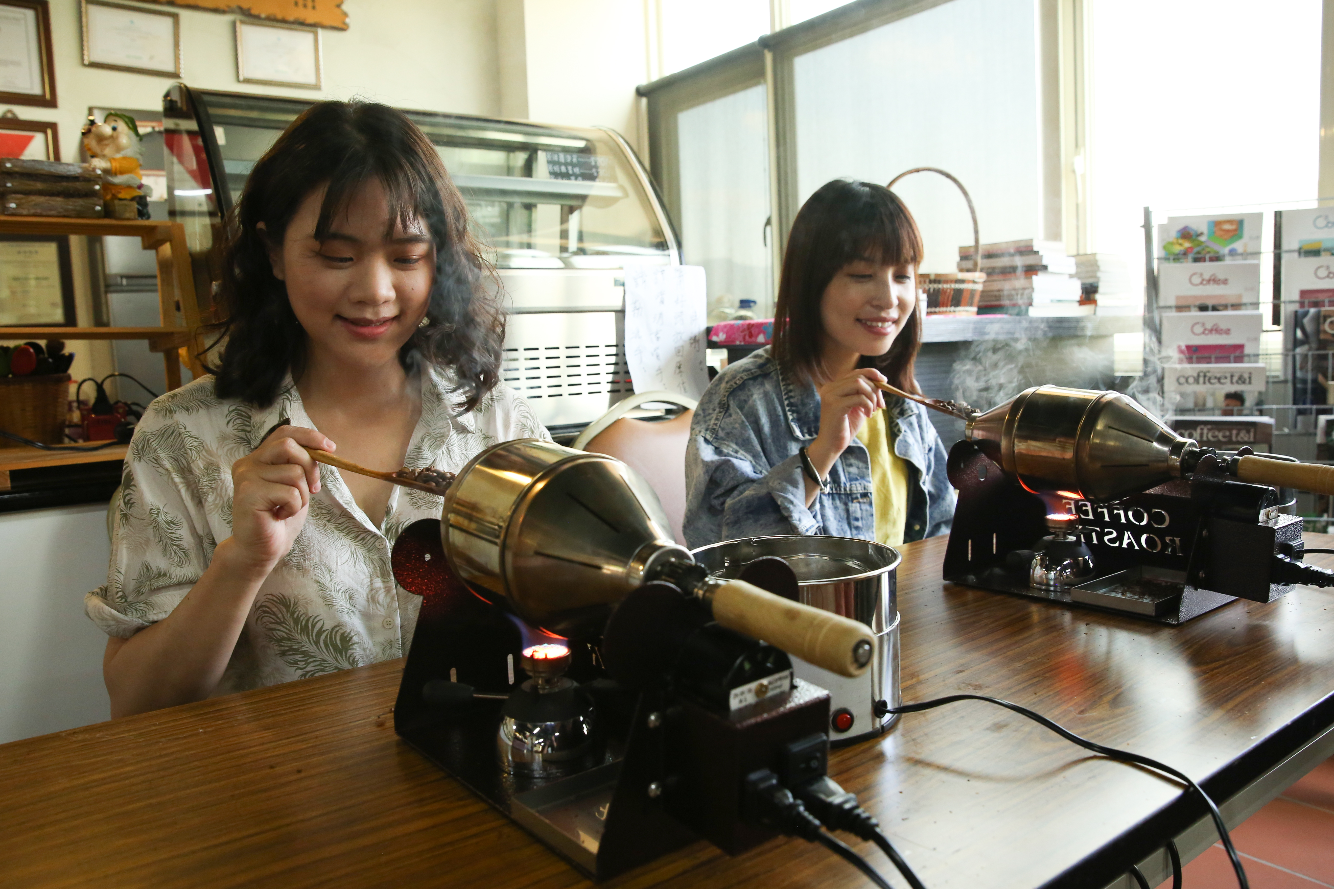 來到盛產咖啡的山區，不僅品嘗台灣阿拉比卡咖啡，還能體驗烘豆。 