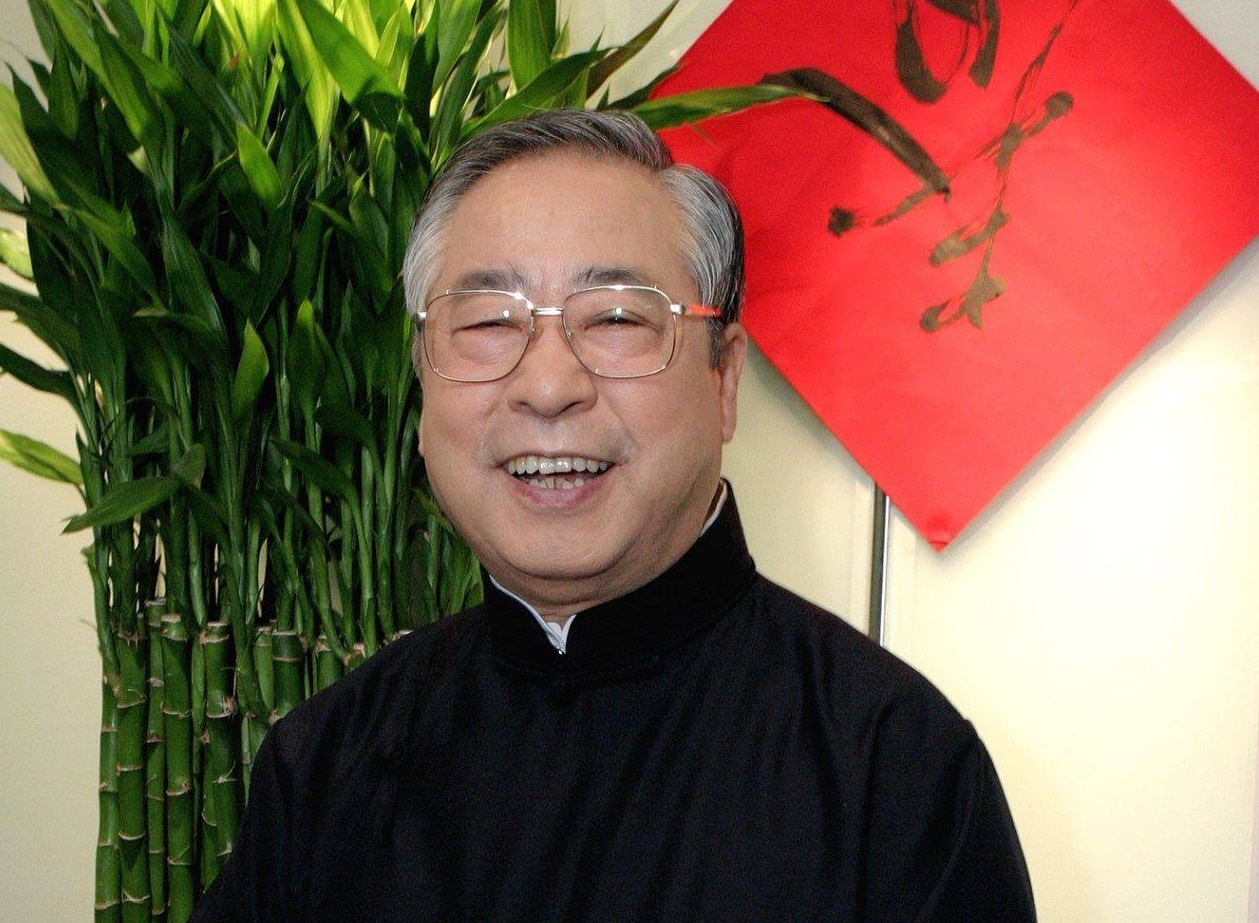 李富城到施打AZ疫苗現場抱怨人力不足，長輩大排長龍「亂到了極點」，激動處還罵衛福部長陳時中「該死」。（翻攝自李富城臉書）